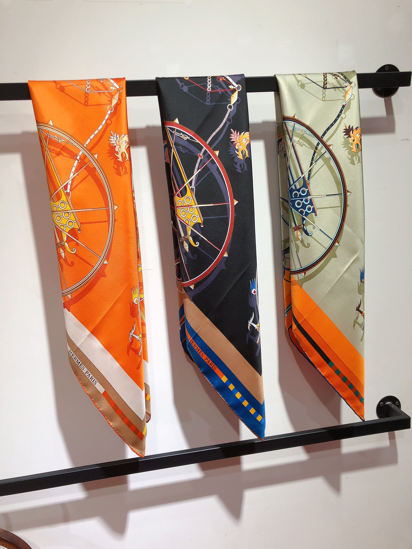 NO:173166,SHMS2418 original single Hermes [Balanced Carriage] 90cm silk square scarf uses twill silk   hand-curled edge cutting edge craftsmanship, soft and light, easy to wear. There are not many items available all year round, place an order as soon as possible [This model specification 90x90cm twill silk], high-end scarf, hermes, real silk19860909SHMS2418原单爱马仕【平衡马车】90cm真丝方巾采用斜纹真丝 手工卷边最前沿的工艺,柔软轻盈,佩戴方便.一年四季均可使用数量不多,趁早下单【本款规格90x90cm 斜纹真丝】,高版本围巾,hermes,real silk,scarf