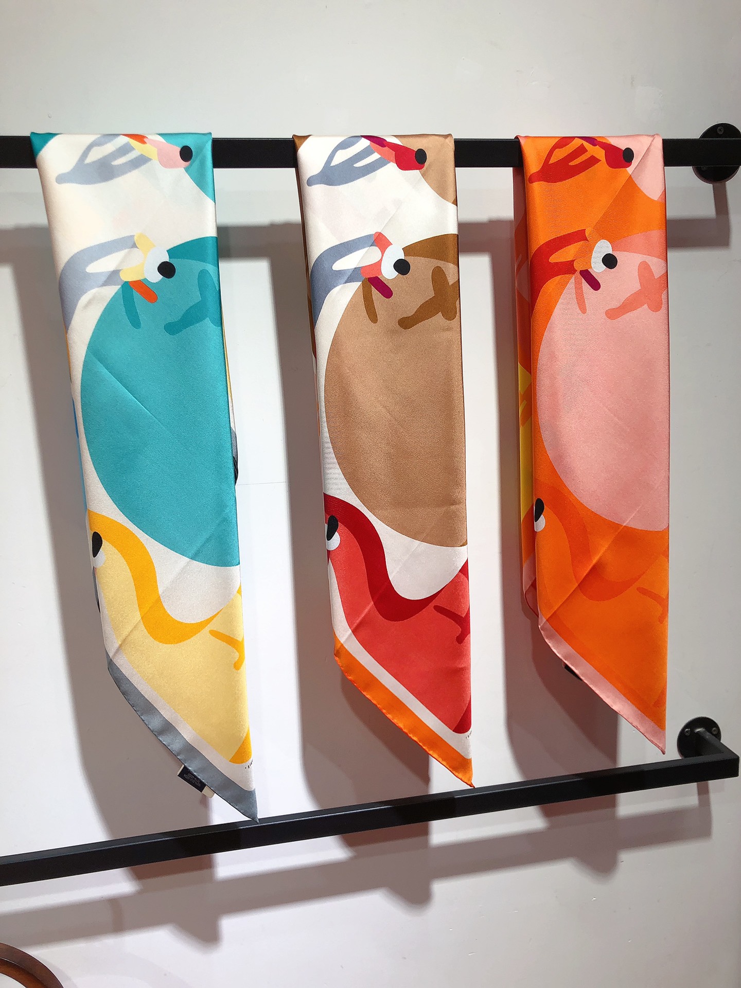 NO:173173,SHMS2420 original single Hermes [Free Posture] 90cm silk square scarf In the skateboard park, skateboard experts who jumped in the air for a short rest and showed us their true strength. The dolphin jump, grabbing, snatching the board and other techniques make this work come to life at a glance. The colorful flat color tones form a vivid puzzle, showing the depth of the curve under the first ray of sunlight. The cutting-edge craft of twill silk   hand-made curled edges is soft and light, and easy to wear. There are not many people available all year round, so place an order as soon as possible [This model specification 90x90cm twill silk], high-end scarf, hermes, real silk19860909SHMS2420原单爱马仕【自由姿态】90cm真丝方巾 滑板公园里,腾空而跃的滑板高手们稍事休息,便向我们展示他们的真正实力豚跳、抓板、呲板头和其他技巧都让这幅作品一眼望去栩栩如生.色彩缤纷的平涂色调构成一幅生动的拼图,在第一缕阳光的照射下,展现出曲线的深度.采用斜纹真丝 手工卷边最前沿的工艺,柔软轻盈,佩戴方便.一年四季均可使用数量不多,趁早下单【本款规格90x90cm 斜纹真丝】,高版本围巾,hermes,real silk,scarf