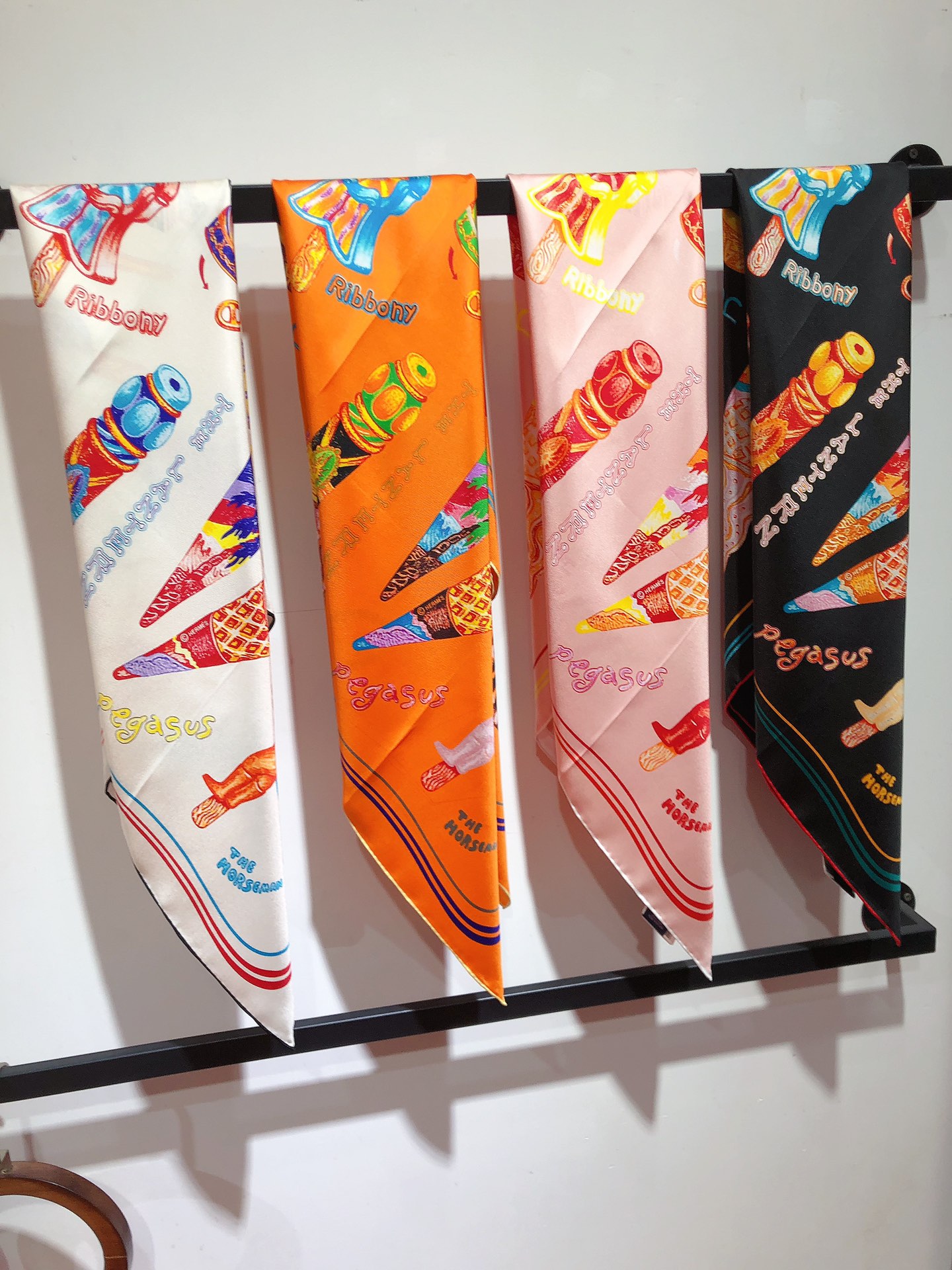 NO:173179,SHMS2421 Original Single Hermes [Funny Ice Cream] 90cm Silk Square Scarf After visiting the beach, it's time to eat ice cream. Alias ​​Kavros draws inspiration from his childhood in Greece and the iconic elements of Hermes to design this season's 