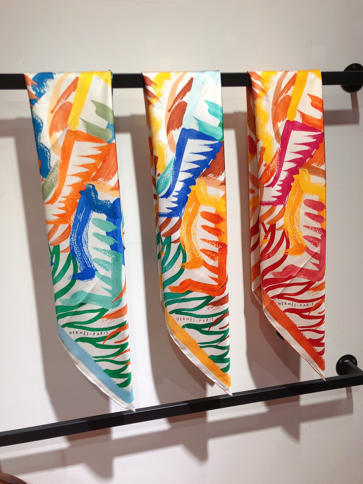 NO:174812,SHMS2423 Original Single Hermes [Barrior] 90cm Silk Square Scarf Inspired by medieval manuscripts, a lyric manuscript about love and war, and a world-renowned Polish poster in the 1960s. This 21st century knight poet created a contour with large, almost childlike brushstrokes to add a bright and cheerful atmosphere to this square scarf. It uses the cutting-edge craft of twill silk   hand-made curled edges, which is soft and light, and is easy to wear. There are not many people available all year round, so place an order as soon as possible [This model specification is 90x90cm Twill silk], high-end scarf, hermes, real silk19860909SHMS2423原单爱马仕【吟游骑士】90cm真丝方巾 灵感来源于中世纪手抄本、一本关于爱情和战争的抒情诗手稿,以及1960年代享誉世界的波兰海报.这位21世纪骑士诗人以大块的、近乎童趣的笔触创作轮廓,为这款方巾增添明媚欢快的气息.采用斜纹真丝 手工卷边最前沿的工艺,柔软轻盈,佩戴方便.一年四季均可使用数量不多,趁早下单【本款规格90x90cm 斜纹真丝】,高版本围巾,hermes,real silk,scarf