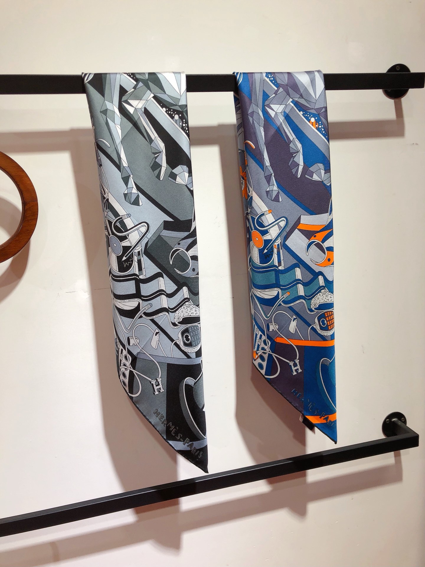 NO:174722,SHMS2424 original single Hermes [Dream Fubao] 90cm silk square scarf uses twill silk   hand-made rolled edge cutting edge craftsmanship, soft and light, easy to wear. There are not many items available all year round, place an order as soon as possible [This model specification 90x90cm twill silk] scarf scarf, high-version scarf, hermes, real silk19860909SHMS2424原单爱马仕【梦想之福宝】90cm真丝方巾采用斜纹真丝 手工卷边最前沿的工艺,柔软轻盈,佩戴方便.一年四季均可使用数量不多,趁早下单【本款规格90x90cm 斜纹真丝】围巾丝巾,高版本围巾,hermes,real silk,scarf