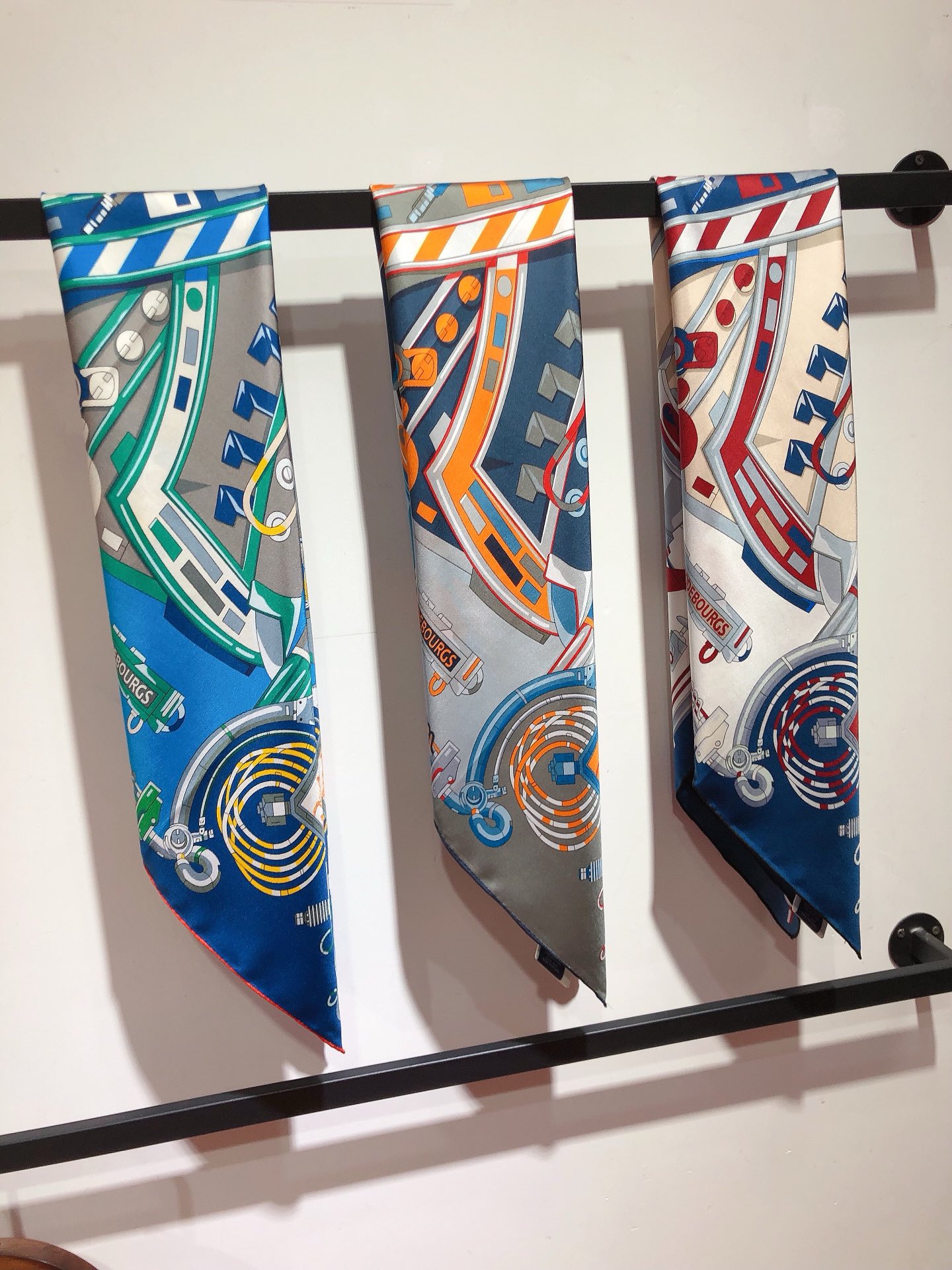 NO:174724,SHMS2425 original single Hermes [Brandenburg] 90cm silk square scarf uses twill silk   hand-made rolled edge cutting edge craftsmanship, soft and light, easy to wear. There are not many items available all year round, place an order as soon as possible [This model specification 90x90cm twill silk] scarf scarf, high-version scarf, hermes, real silk19860909SHMS2425原单爱马仕【勃兰登堡】90cm真丝方巾采用斜纹真丝 手工卷边最前沿的工艺,柔软轻盈,佩戴方便.一年四季均可使用数量不多,趁早下单【本款规格90x90cm 斜纹真丝】围巾丝巾,高版本围巾,hermes,real silk,scarf