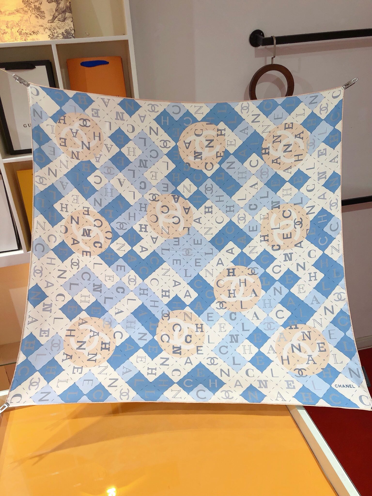 NO:177965,SCC2421 Original single small 90cm silk square scarf, top-grade twill silk material is purely hand-made curled edges, light luxury, high-end heavy twill silk, complete counter quality fabric pursues the shape, with a crisp feel, bright and plump color is super pleasing to the eye!  Good goods are not waiting for others, if you like it, you can't miss it [Ingredient size 90X90cm Twill silk] High-version scarf, high-version scarf, real silk19860909SCC2421 原单小香90cm真丝方巾,顶级斜纹真丝材质纯手工卷边,轻奢感十足高端重磅斜纹真丝完全专柜品相面料追求造型,手感挺括,鲜艳饱满色彩超级养眼！好货不等人,喜欢就不能错过哦【成分尺寸90X90cm 斜纹真丝】高版本围巾,高版本围巾,real silk,scarf