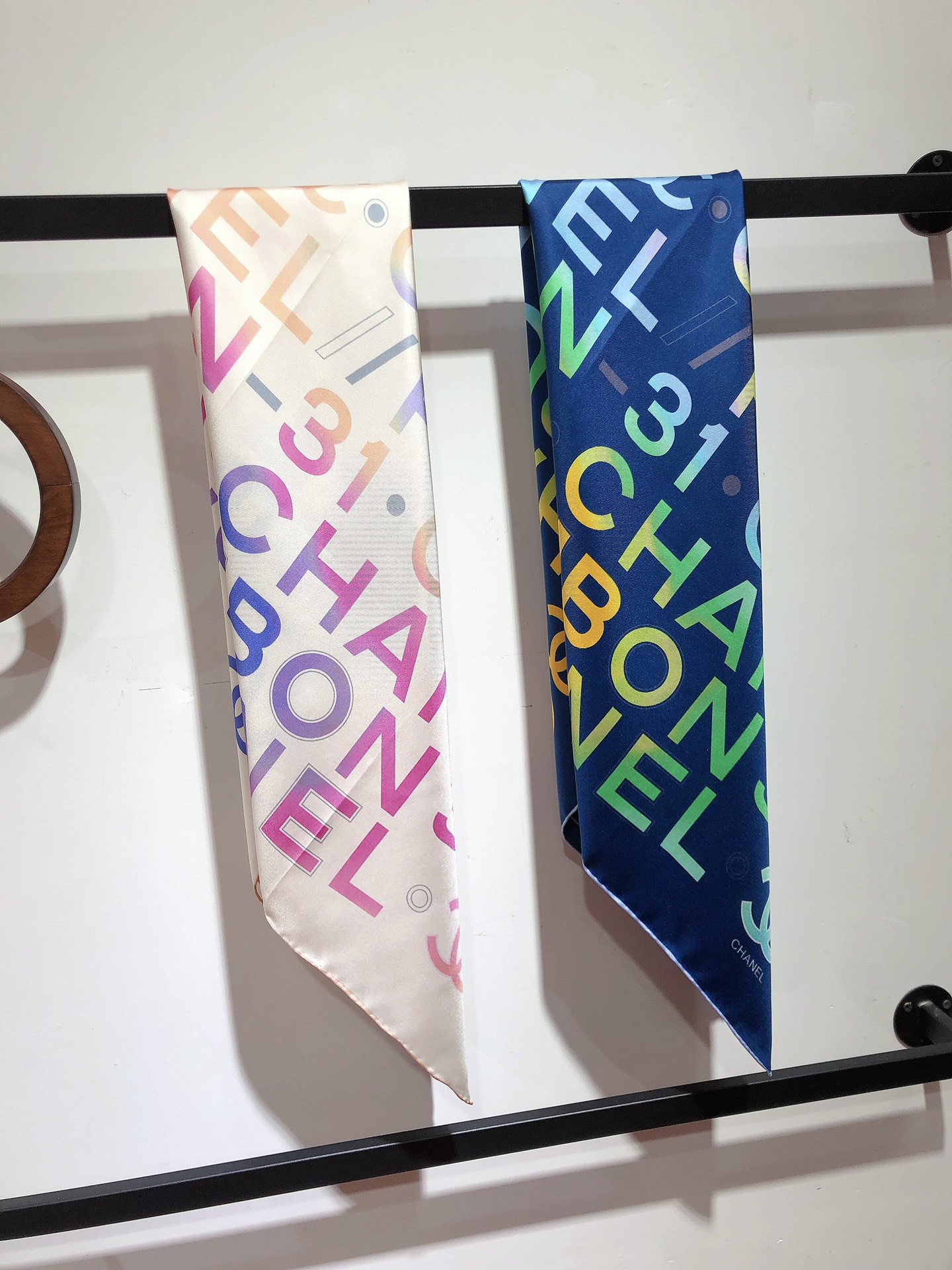 NO:172412,SCC2423 Original single small 90cm silk square scarf, top-grade twill silk material is purely hand-made curled edges, light luxury, high-end heavy twill silk, complete counter quality fabric pursues the shape, with a crisp feel, bright and plump color is super pleasing to the eye!  Good goods are not waiting for others, if you like it, you can't miss it [Ingredient size 90X90cm Twill silk], high-version scarf, real silk19860909SCC2423 原单小香90cm真丝方巾,顶级斜纹真丝材质纯手工卷边,轻奢感十足高端重磅斜纹真丝完全专柜品相面料追求造型,手感挺括,鲜艳饱满色彩超级养眼！好货不等人,喜欢就不能错过哦【成分尺寸90X90cm 斜纹真丝】,高版本围巾,real silk,scarf