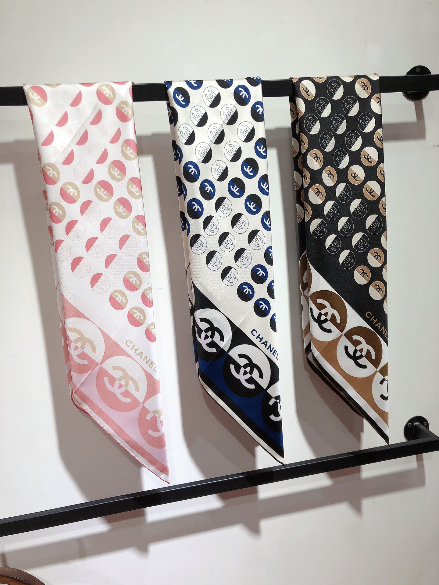 NO:174634,SCC2425 Original single small 90cm silk square scarf, top-grade twill silk material is purely hand-made curled edges, light luxury, high-end heavy twill silk, complete counter quality fabric pursues the shape, with a crisp feel, bright and plump color is super pleasing to the eye!  Good goods are not waiting for others, if you like it, you can't miss it [Ingredient size 90X90cm Twill silk] Scarf scarf, high-version scarf, real silk19860909SCC2425 原单小香90cm真丝方巾,顶级斜纹真丝材质纯手工卷边,轻奢感十足高端重磅斜纹真丝完全专柜品相面料追求造型,手感挺括,鲜艳饱满色彩超级养眼！好货不等人,喜欢就不能错过哦【成分尺寸90X90cm 斜纹真丝】围巾丝巾,高版本围巾,real silk,scarf