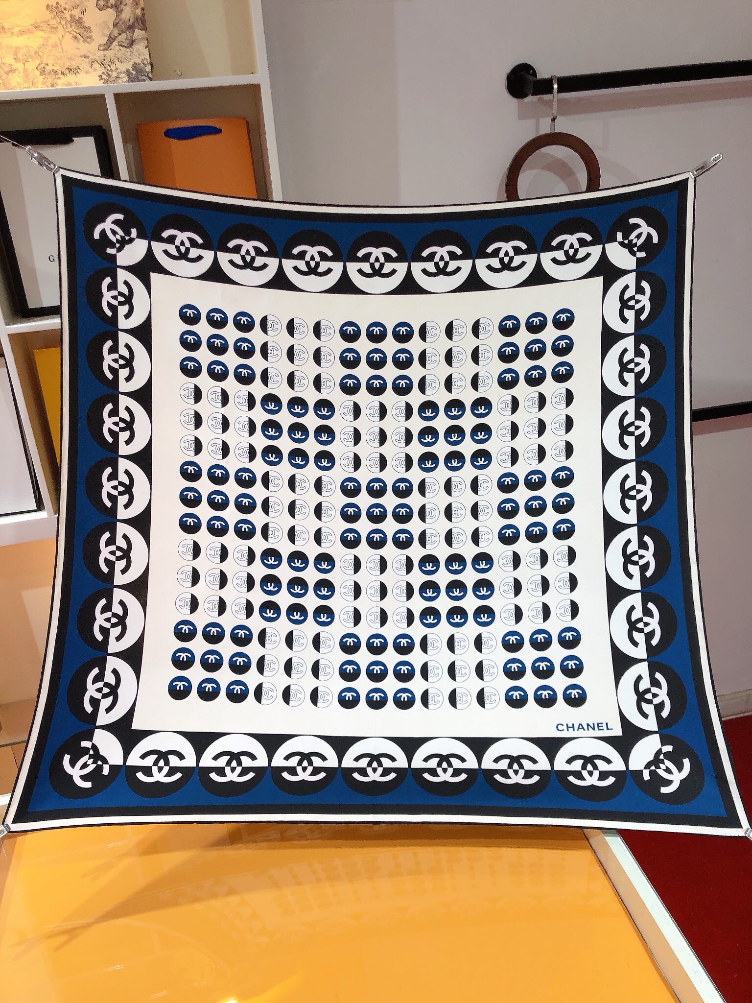 NO:175820,SCC2425 Original single small 90cm silk square scarf, top-grade twill silk material is purely hand-made curled edges, light luxury, high-end heavy twill silk, complete counter quality fabric pursues the shape, with a crisp feel, bright and plump color is super pleasing to the eye!  Good goods are not waiting for others, if you like it, you can't miss it [Ingredient size 90X90cm Twill silk] High-version scarf, high-version scarf, real silk19860909SCC2425 原单小香90cm真丝方巾,顶级斜纹真丝材质纯手工卷边,轻奢感十足高端重磅斜纹真丝完全专柜品相面料追求造型,手感挺括,鲜艳饱满色彩超级养眼！好货不等人,喜欢就不能错过哦【成分尺寸90X90cm 斜纹真丝】高版本围巾,高版本围巾,real silk,scarf