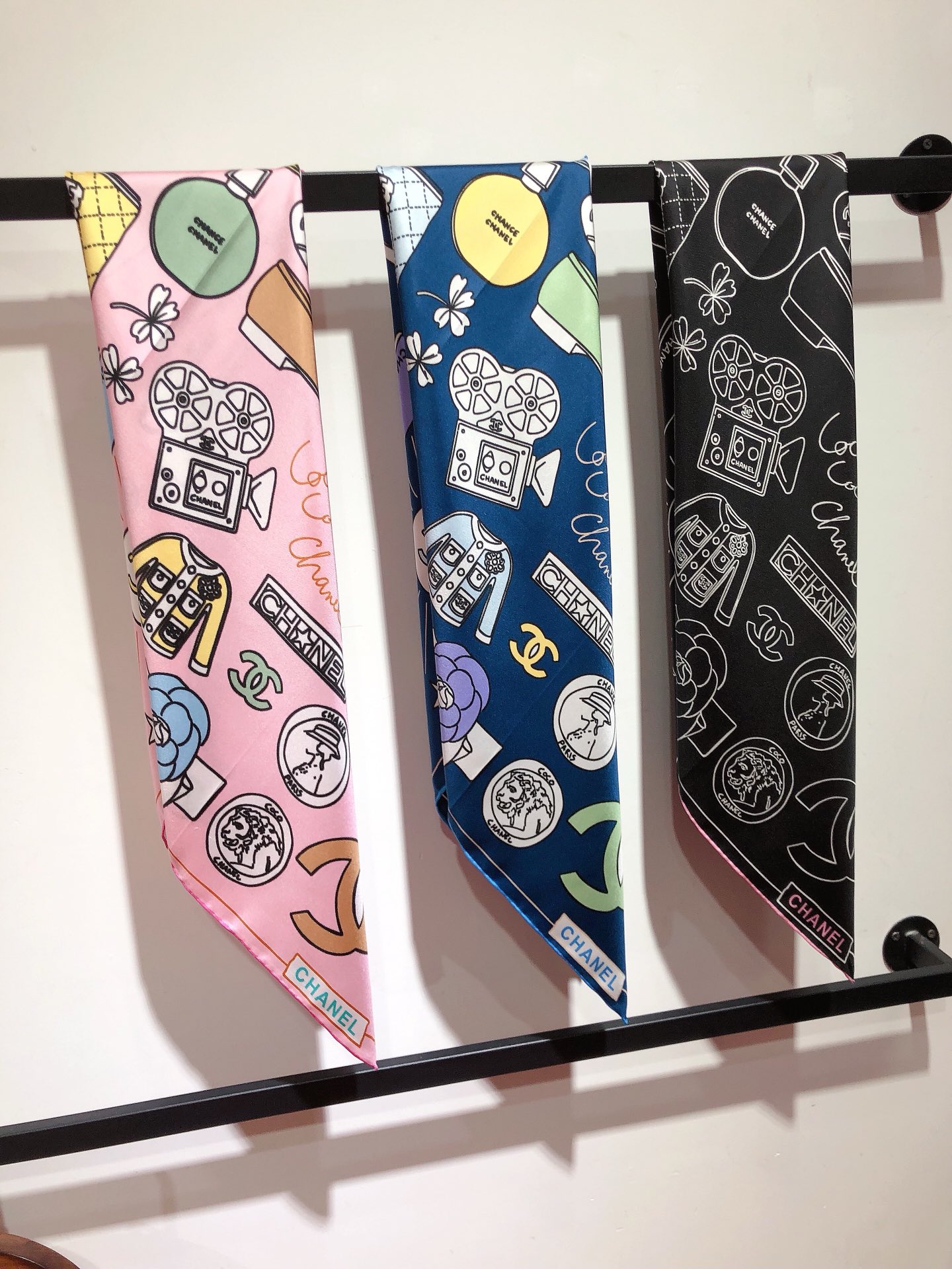 NO:174636,SCC2426 Original single small 90cm silk square scarf, top-grade twill silk material is purely hand-made curled edges, light luxury, high-end heavy twill silk, complete counter quality fabric pursues the shape, with a crisp feel, bright and plump color is super pleasing to the eye!  Good goods are not waiting for others, if you like it, you can't miss it [Ingredient size 90X90cm Twill silk] Scarf scarf, high-version scarf, real silk19860909SCC2426 原单小香90cm真丝方巾,顶级斜纹真丝材质纯手工卷边,轻奢感十足高端重磅斜纹真丝完全专柜品相面料追求造型,手感挺括,鲜艳饱满色彩超级养眼！好货不等人,喜欢就不能错过哦【成分尺寸90X90cm 斜纹真丝】围巾丝巾,高版本围巾,real silk,scarf