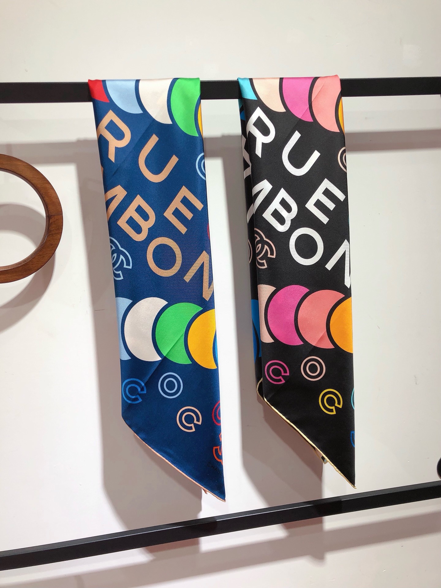 NO:174720,SCC2428 Original single small 90cm silk square scarf, top-grade twill silk material is purely hand-made curled edges, light luxury, high-end heavy twill silk, complete counter quality fabric pursues the shape, with a crisp feel, bright and plump color is super pleasing to the eye!  Good goods are not waiting for others, if you like it, you can't miss it [Ingredient size 90X90cm Twill silk] Scarf scarf, high-version scarf, real silk19860909SCC2428 原单小香90cm真丝方巾,顶级斜纹真丝材质纯手工卷边,轻奢感十足高端重磅斜纹真丝完全专柜品相面料追求造型,手感挺括,鲜艳饱满色彩超级养眼！好货不等人,喜欢就不能错过哦【成分尺寸90X90cm 斜纹真丝】围巾丝巾,高版本围巾,real silk,scarf