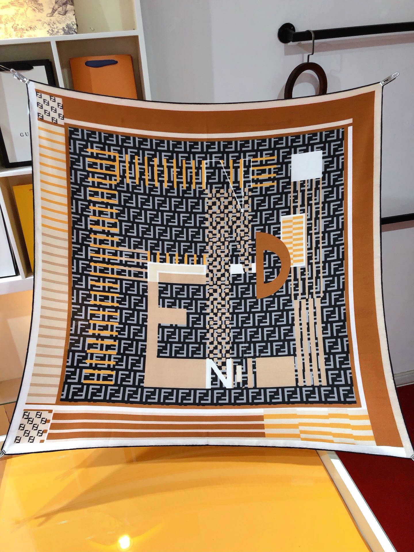 NO:175792,SFD2406 Original single Fendi color-blocking large FF90cm silk square scarf, beautiful print is really a great love!  The outfit is very easy to match. If you use it casually, you will have a huge aura. There is no need to say much. You can see the details clearly. The high-standard quality that is absolutely praised. [Specification 90x90cm Twill silk] high-version scarf, high-version scarf, fendi, real silk19860909SFD2406 原单芬迪拼色大幅FF90cm真丝方巾 绝美印花实在是大爱 ！穿搭非常好搭配,随便一搭就是气场爆棚话不用多说,细节品质都看得清楚,绝对获赞的高规格品质【规格90x90cm 斜纹真丝】高版本围巾,高版本围巾,fendi,real silk,scarf