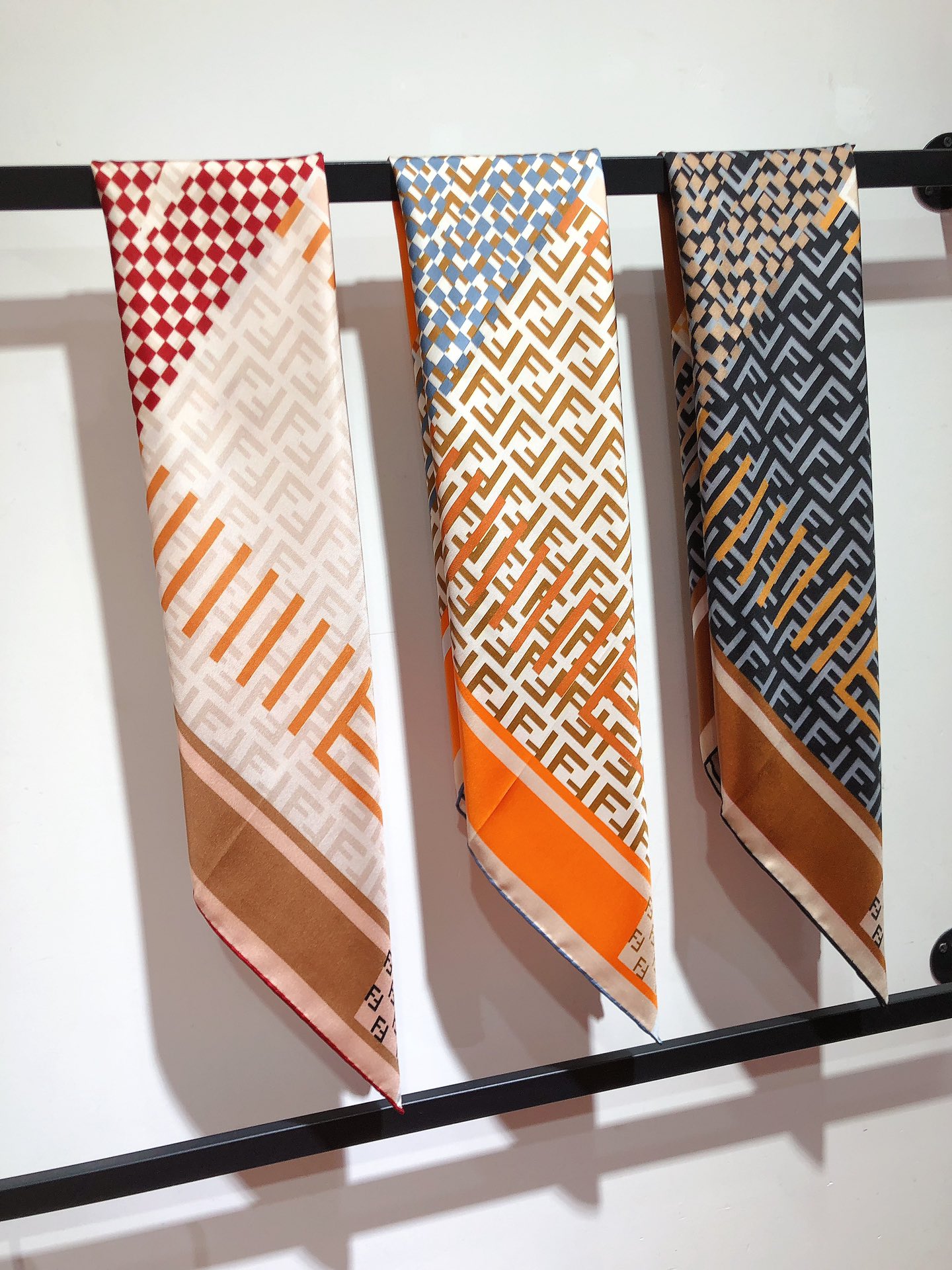 NO:175324,SFD2406 Original single Fendi color-blocking large FF90cm silk square scarf, beautiful print is really a great love!  The outfit is very easy to match. If you use it casually, you will have a huge aura. There is no need to say much. You can see the details clearly. The high-standard quality that is absolutely praised. [Specification 90x90cm Twill silk] high-version scarf, high-version scarf, fendi, real silk19860909SFD2406 原单芬迪拼色大幅FF90cm真丝方巾 绝美印花实在是大爱 ！穿搭非常好搭配,随便一搭就是气场爆棚话不用多说,细节品质都看得清楚,绝对获赞的高规格品质【规格90x90cm 斜纹真丝】高版本围巾,高版本围巾,fendi,real silk,scarf