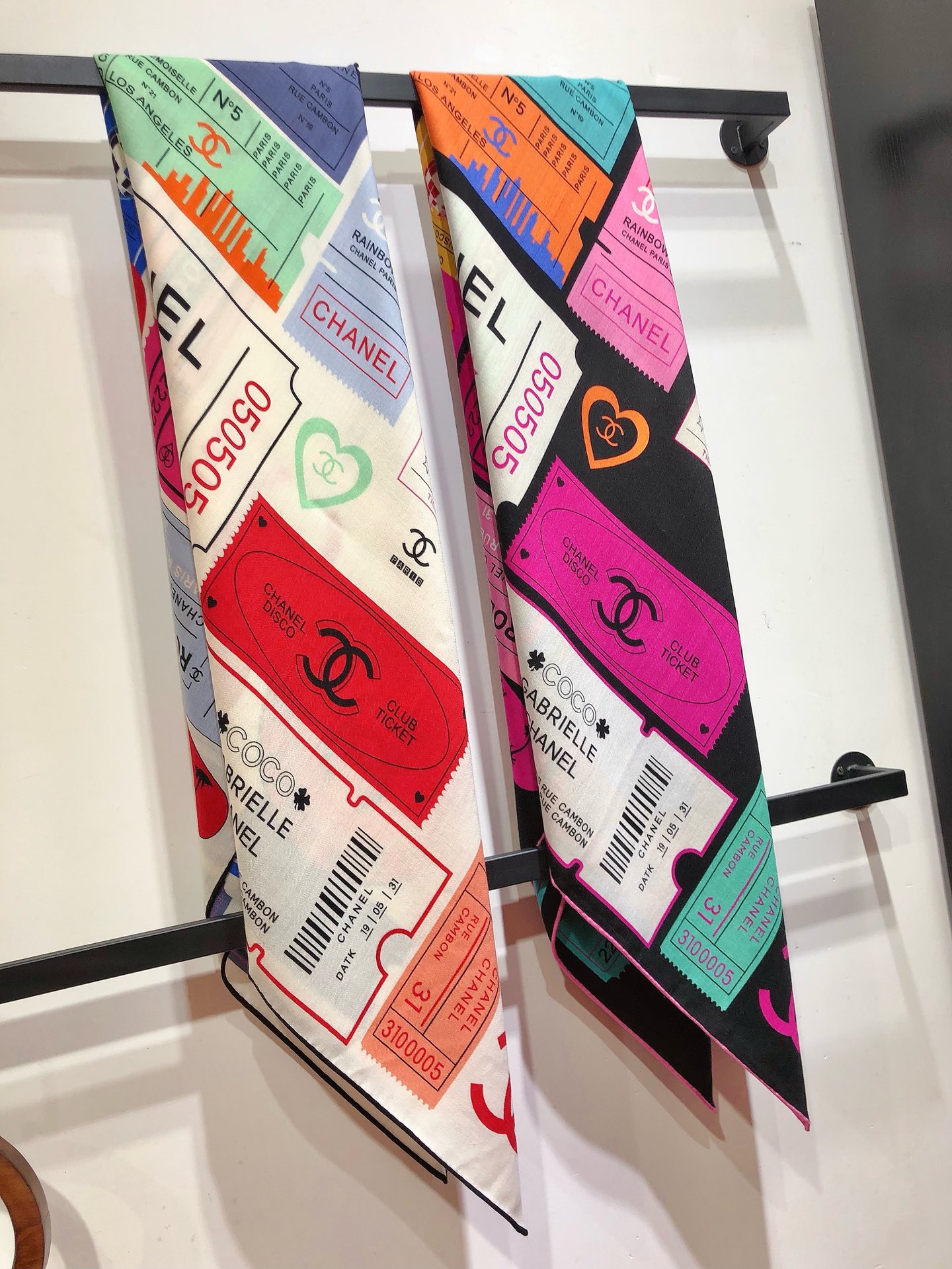 NO:175238,RCC2429 [Double-sided same color] Original single small fragrance 140cm velvet square scarf, made of classic cashmere and silk blend fabric, soft and light, easy to wear. It is an ideal companion for cold or slightly cool nights, providing you with warm care... Super value for rewards that will definitely scream counter quality This model is the top visual feast Top silk cashmere blended herringbone pattern is as soft and silky as velvet, making it a unique and precious existence. The overseas counters are absolutely top-notch!  Special channel goods sold one less [Specification 140x140cm 70 cashmere 30 silk double-sided same color] High-version scarf, high-version scarf, real silk19860909RCC2429【双面同色】原单小香140cm丝绒方巾,采用经典山羊绒和真丝混纺面料,柔软轻盈,佩戴方便.它是寒冷时分或微凉夜间的理想伴侣,为您提供温暖呵护.……超值回馈绝对会尖叫的专柜品质此款是顶级视觉盛宴顶级真丝羊绒混纺人字纹如天鹅绒般柔软丝滑,使之成为独一无二的珍贵存在.海外专柜同步绝对的顶级好货！特殊渠道货卖一个少一个【规格140x140cm 70羊绒30真丝 双面同色】高版本围巾,高版本围巾,real silk,scarf