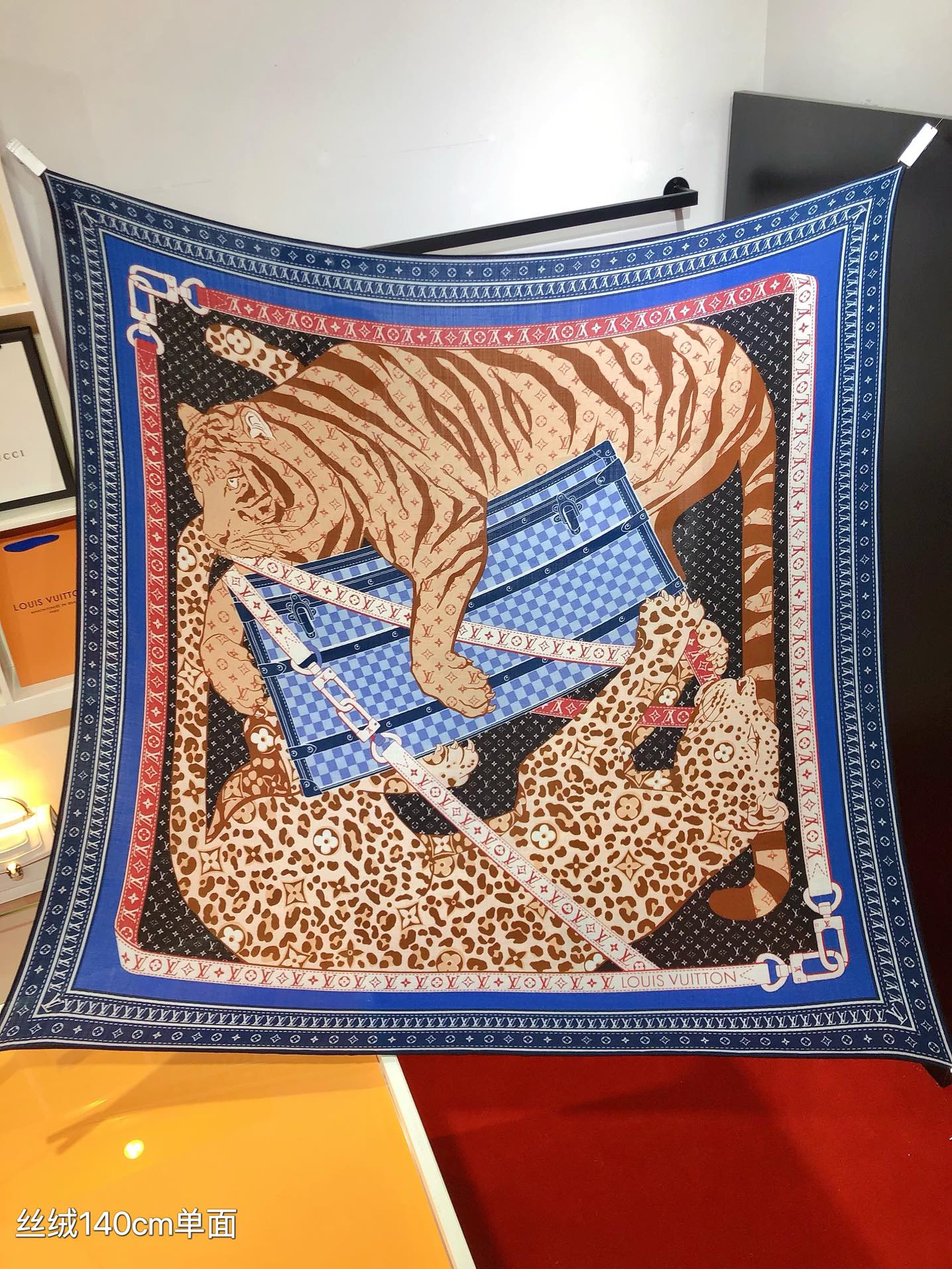 NO:183583,RLV2422 original single Lv140cm velvet square scarf, top-grade twill silk cashmere material is made of pure hand-made curly edges, full of luxury. The new counter fabric pursues the shape and feels crisp. The high-end designers' color matching takes into account the upper body effect and color saturation. The color is fresh, rich and exquisite and has a celebrity temperament!  Good goods are not waiting for others, if you like them, you can’t miss them!  Come on the order quickly [Ingredient size 140X140cm 70 cashmere 30 silk] High-version scarf, high-version scarf, louis vuitton, real silk19860909RLV2422原单Lv140cm丝绒方巾,顶级斜纹真丝羊绒材质纯手工卷边,轻奢感十足 专柜新款面料追求造型,手感挺括,高端设计师配色均考虑上身效果和色彩饱和度,色泽新鲜浓郁非常精致又有名媛气质！好货不等人,喜欢就不能错过哦！快快砸单来吧【成分尺寸140X140cm 70羊绒 30真丝】高版本围巾,高版本围巾,louis vuitton,real silk,scarf