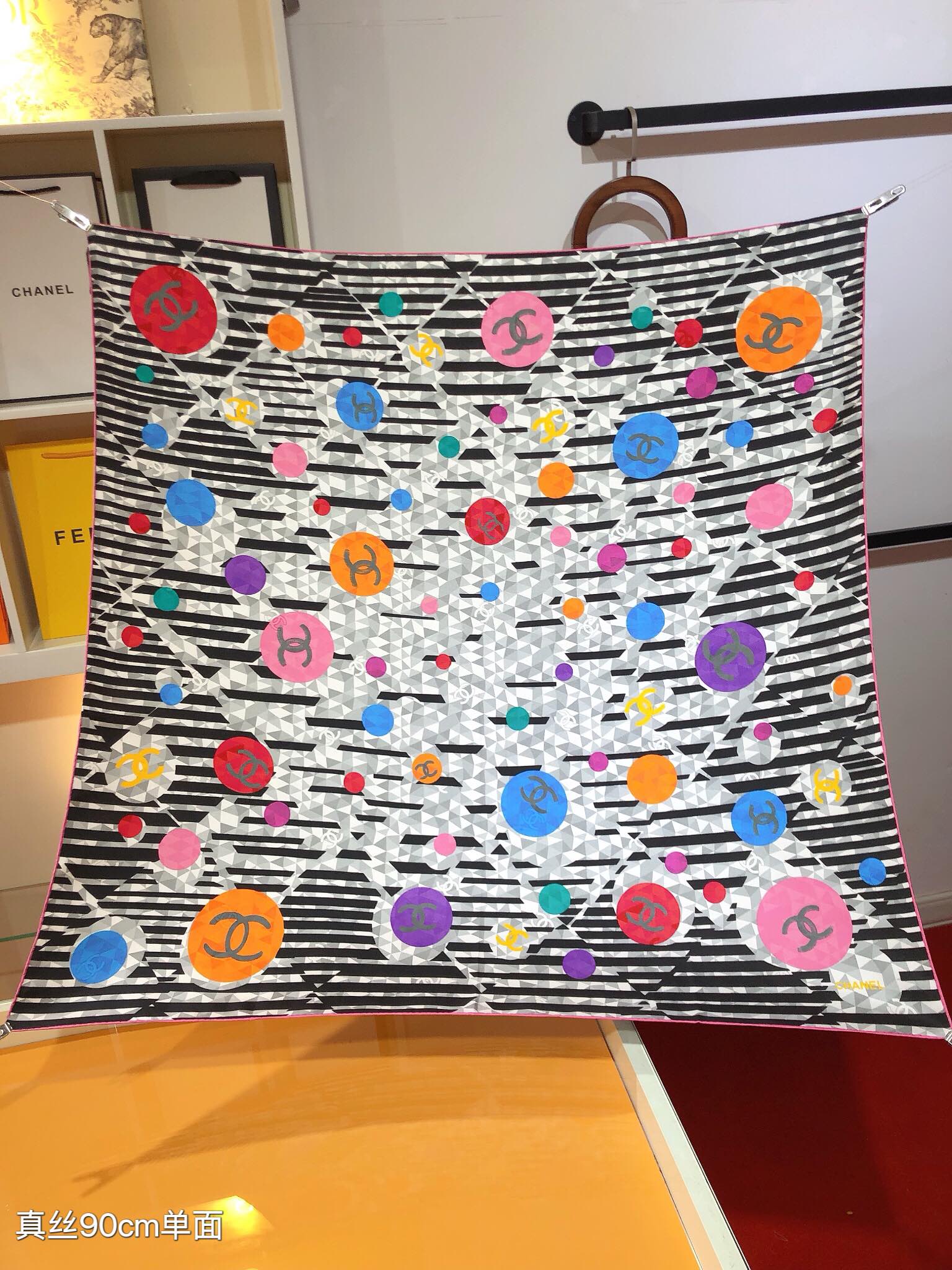 NO:177973,SCC2437 Original single small 90cm silk square scarf, top-grade twill silk material is purely hand-made curled edges, light luxury, high-end heavy twill silk, complete counter quality fabric pursues the shape, with a crisp feel, bright and plump color is super pleasing to the eye!  Good goods are not waiting for others, if you like it, you can't miss it [Ingredient size 90X90cm Twill silk] High-version scarf, high-version scarf, real silk19860909SCC2437 原单小香90cm真丝方巾,顶级斜纹真丝材质纯手工卷边,轻奢感十足高端重磅斜纹真丝完全专柜品相面料追求造型,手感挺括,鲜艳饱满色彩超级养眼！好货不等人,喜欢就不能错过哦【成分尺寸90X90cm 斜纹真丝】高版本围巾,高版本围巾,real silk,scarf