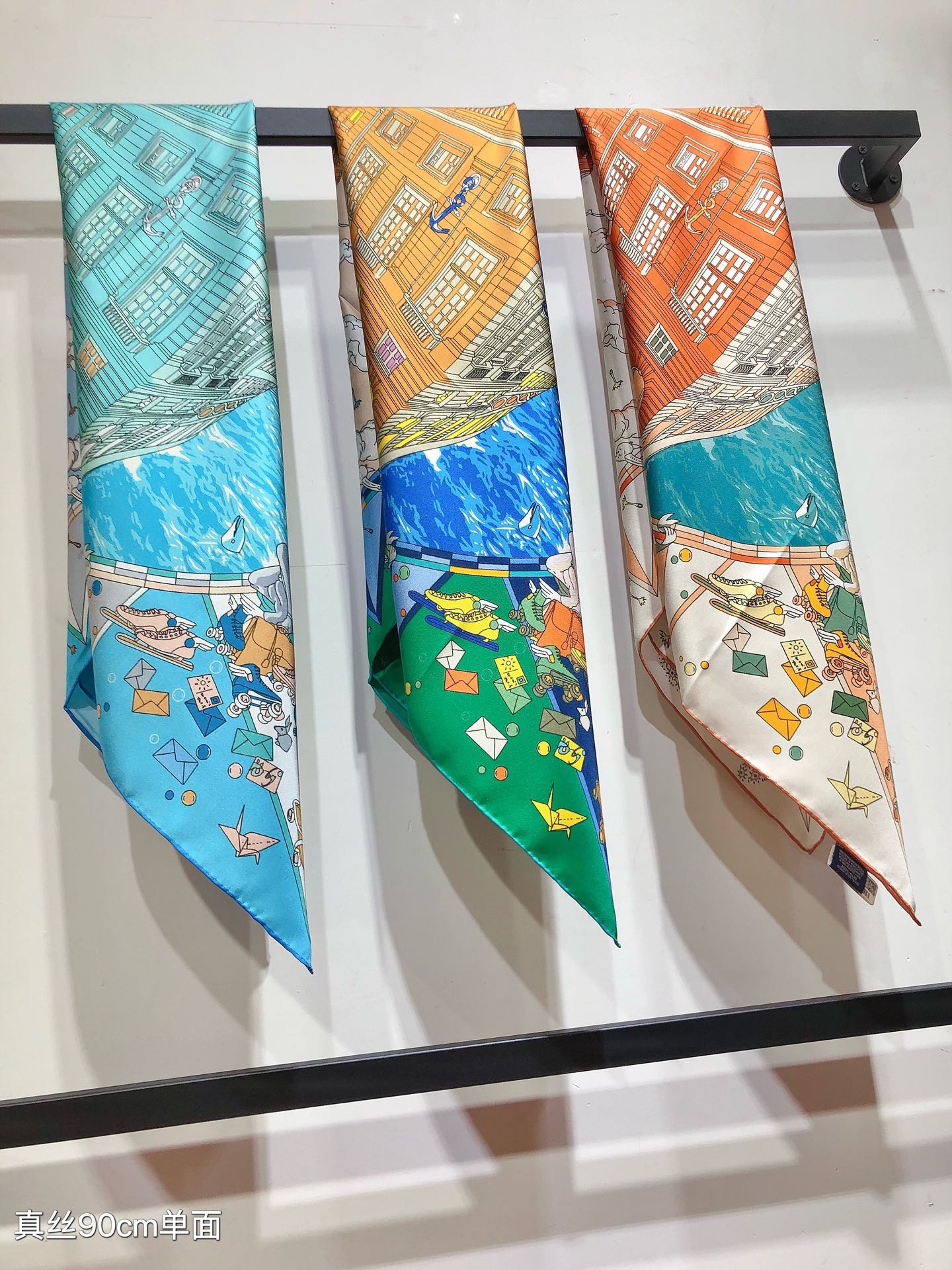 NO:175968,SHMS2407 Original single Hermes [Hermes Flagship] 90cm silk square scarf Under the observation of the telescope, this ship has the charm of Fubao Avenue. The bow and display window are paved with square stones. Under the slightly envious gaze of the Greek gods, the celebration seems to be in full swing. As a veritable legendary landmark, the Hermes giant ship has sailed on the sea for a whole century, accompanied by thousands of Pegasus galloping in the wind, showing its majestic sail. It uses the cutting-edge twill silk   hand-curled edge craftsmanship, soft and light, and easy to wear. There are not many people available all year round, place an order as soon as possible [This model specification 90x90cm twill silk] high-version scarf, high-version scarf, hermes, real silk19860909SHMS2407原单爱马仕【爱马仕旗舰】90cm真丝方巾 望远镜观察下,这艘船有着福宝大道的神韵,船头和展示橱窗以方琢石铺就,在希腊诸神略带羡慕的注视下,庆祝活动似乎正如火如荼地进行着.作为名副其实的传奇地标,爱马仕巨轮已在海上航行了一整个世纪,伴随着上千只迎风驰骋的飞马,展现出其雄伟的风帆.采用斜纹真丝 手工卷边最前沿的工艺,柔软轻盈,佩戴方便.一年四季均可使用数量不多,趁早下单【本款规格90x90cm 斜纹真丝】高版本围巾,高版本围巾,hermes,real silk,scarf