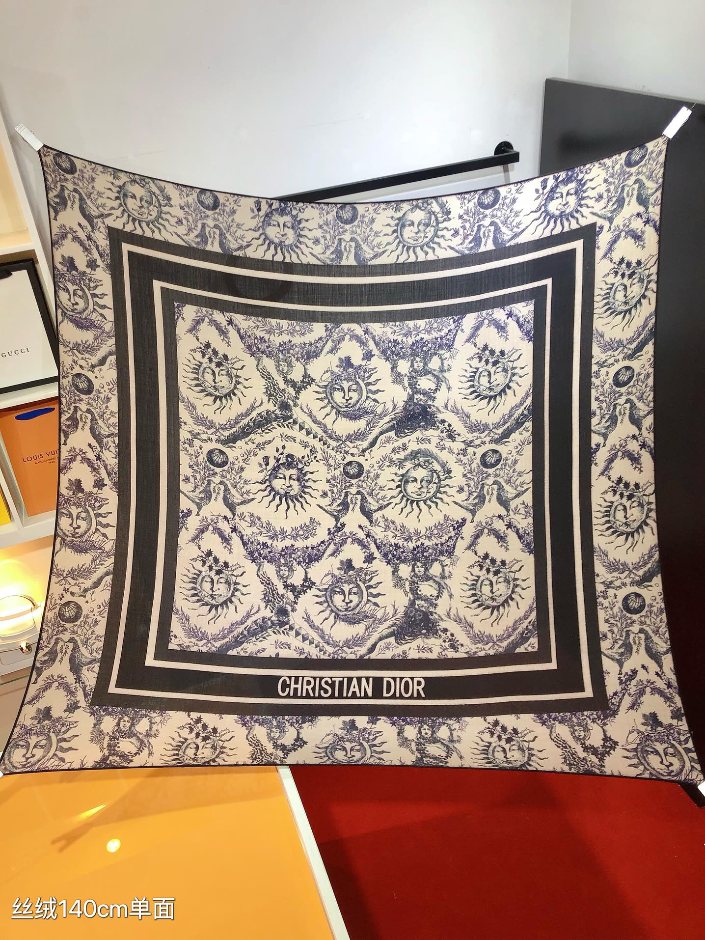 NO:180801,RDO2429 original single D home 140cm velvet square scarf, Soleil Ruyi print, Dior classic pattern, blending the sun and the moon to create a floral shape representing the four seasons. It uses top velvet material to create a baby's skin-like feel, the industry's most accurate printing process, the basic style with full colors and rich colors, super practical, pure hand-made curly edges [lips] [lips] [Specification 140x140cm.70 cashmere 30 silk] High-version scarf, high-version scarf, dior, dior, real silk19860909RDO2429原单D家140cm丝绒方巾,Soleil 茹伊印花,Dior 经典图案,将太阳和月亮相融合,打造代表四季的花卉造型.采用顶级丝绒材质,打造如婴儿肌肤般的手感, 业内最精确的印花工艺 色彩饱满丰富随意配搭的基础款 超实用 纯手工卷边[嘴唇][嘴唇]【规格140x140cm.70羊绒30真丝】高版本围巾,高版本围巾,dior,dior,real silk,scarf
