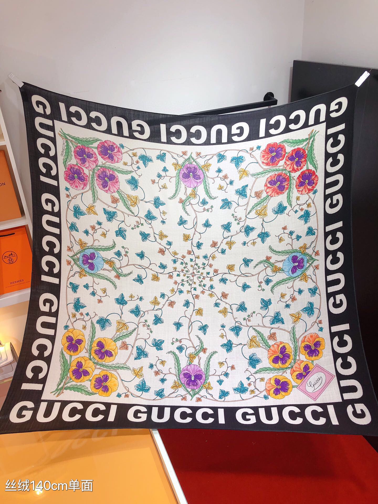 NO:175466,RGC2317 original single Gucci cm velvet square scarf. The quality visual feast of the counter quality of the top silk cashmere blended herringbone is as soft and silky as velvet, making it a unique and precious existence. The overseas counters are absolutely top-notch!  Special channel goods sold one less [Specification xcm 70 cashmere 30 silk] High-version scarf, high-version scarf, gucci, real silk19860909RGC2317原单古驰cm丝绒方巾 绝对会尖叫的专柜品质视觉盛宴顶级真丝羊绒混纺人字纹如天鹅绒般柔软丝滑,使之成为独一无二的珍贵存在.海外专柜同步绝对的顶级好货！特殊渠道货卖一个少一个【规格xcm 70羊绒30真丝】高版本围巾,高版本围巾,gucci,real silk,scarf