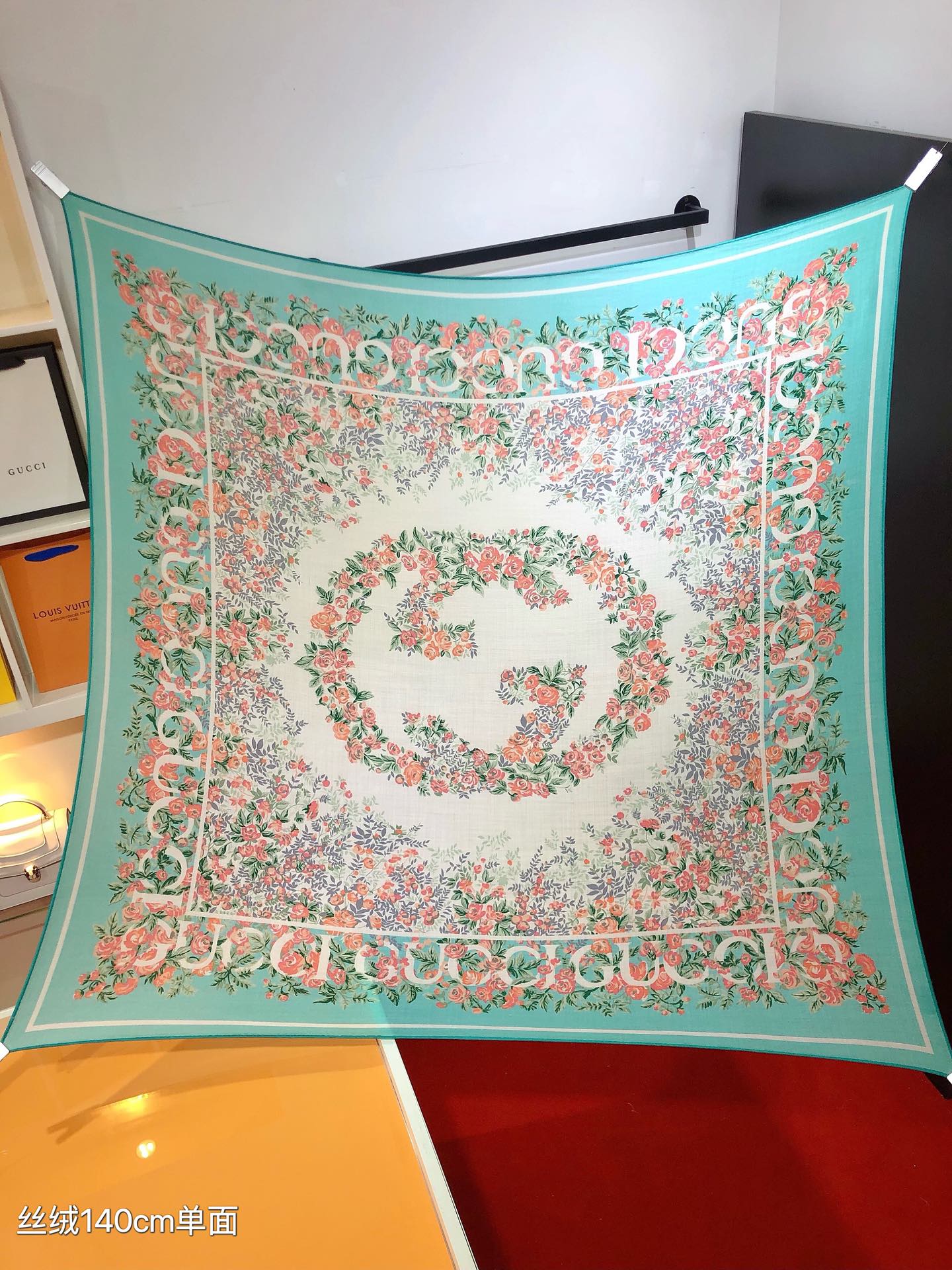 NO:181993,RGC2421 original single Gucci 140cm velvet square scarf interlocking double G flowers, colorful floral print originated from hand-painted design. This square scarf is decorated with floral print. The interlocking double G pattern in the center adds a bright embellishment. The counter quality visual feast is the top silk cashmere blended herringbone pattern as soft and silky as velvet, making it a unique and precious existence. The overseas counters are absolutely top-notch!  Special channel goods sold one less [Specification 140x140cm 70 cashmere 30 silk] High-version scarf, high-version scarf, gucci, real silk19860909RGC2421原单古驰140cm丝绒方巾 互扣式双G花卉 ,缤纷花卉印花源自手绘设计这款方巾通体缀饰花卉印花,中央的互扣式双G图案更添亮眼点缀绝对会尖叫的专柜品质视觉盛宴顶级真丝羊绒混纺人字纹如天鹅绒般柔软丝滑,使之成为独一无二的珍贵存在.海外专柜同步绝对的顶级好货！特殊渠道货卖一个少一个【规格140x140cm 70羊绒30真丝】高版本围巾,高版本围巾,gucci,real silk,scarf