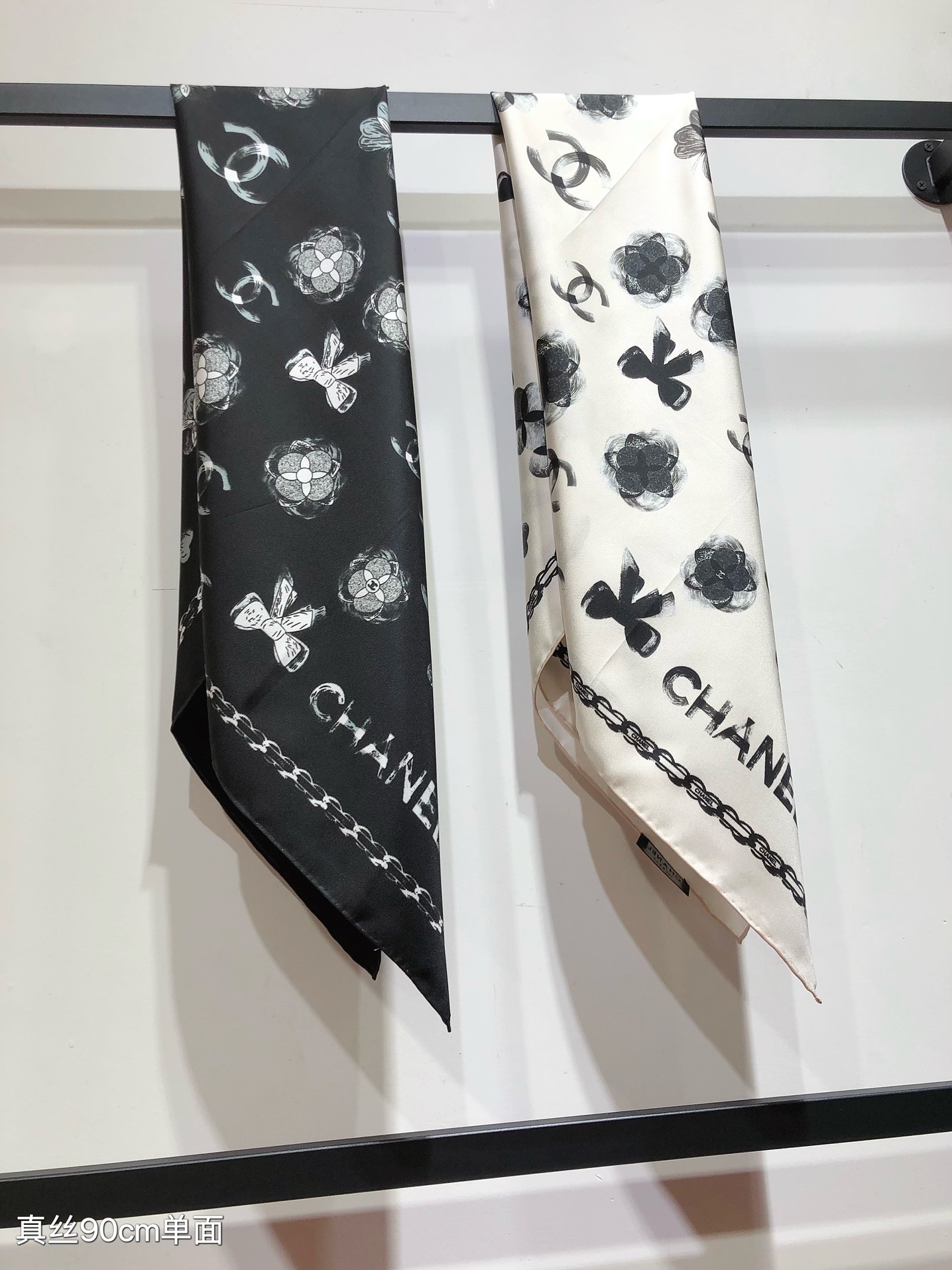 NO:181983,SCC2438 Original single small 90cm silk square scarf, top-grade twill silk material is purely hand-made curled edges, light luxury, high-end heavy twill silk, complete counter quality fabric pursues the shape, with a crisp feel, bright and plump color is super pleasing to the eye!  Good goods are not waiting for others, if you like it, you can't miss it [Ingredient size 90X90cm Twill silk] High-version scarf, high-version scarf, real silk19860909SCC2438 原单小香90cm真丝方巾,顶级斜纹真丝材质纯手工卷边,轻奢感十足高端重磅斜纹真丝完全专柜品相面料追求造型,手感挺括,鲜艳饱满色彩超级养眼！好货不等人,喜欢就不能错过哦【成分尺寸90X90cm 斜纹真丝】高版本围巾,高版本围巾,real silk,scarf