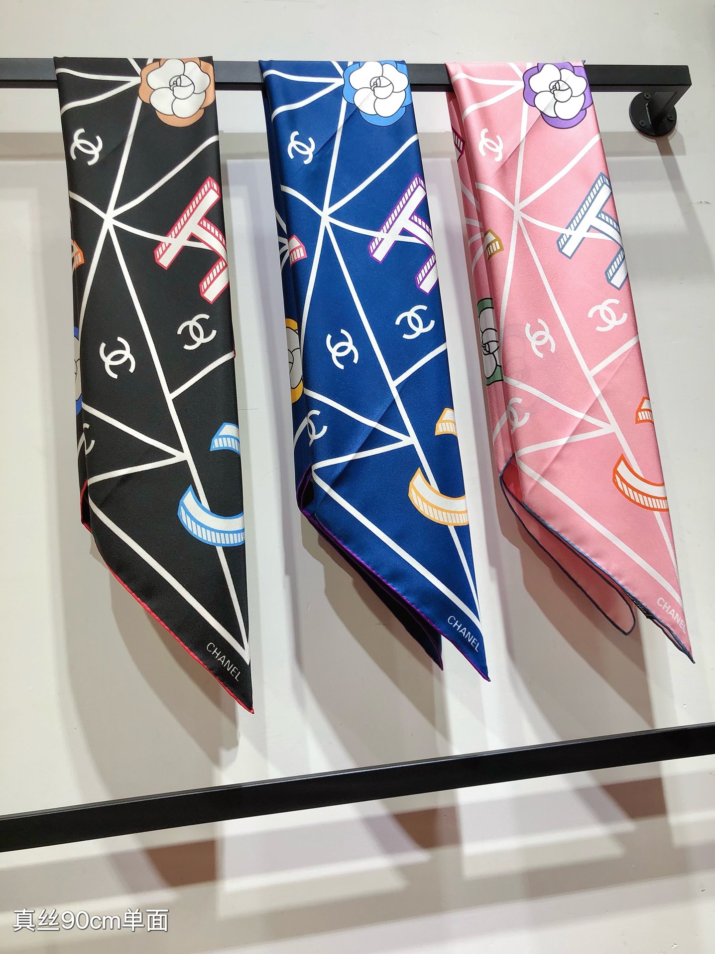 NO:175964,SCC2440 Original single small 90cm silk square scarf, top-grade twill silk material is purely hand-made curled edges, light luxury, high-end heavy twill silk, complete counter quality fabric pursues the shape, with a crisp feel, bright and plump color is super pleasing to the eye!  Good goods are not waiting for others, if you like it, you can't miss it [Ingredient size 90X90cm Twill silk] High-version scarf, high-version scarf, real silk19860909SCC2440 原单小香90cm真丝方巾,顶级斜纹真丝材质纯手工卷边,轻奢感十足高端重磅斜纹真丝完全专柜品相面料追求造型,手感挺括,鲜艳饱满色彩超级养眼！好货不等人,喜欢就不能错过哦【成分尺寸90X90cm 斜纹真丝】高版本围巾,高版本围巾,real silk,scarf