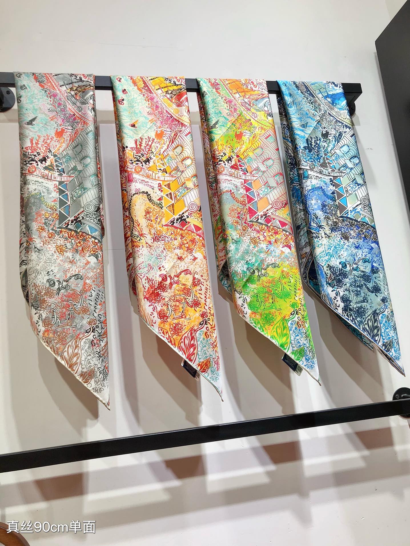 NO:183581,SHMS2447 Original single Hermes [Fubao Dream] 90cm silk square scarf In the dream wonderland, the building of Fubao main store stretches out countless branches and is rolled into colorful whirlpools. Engraver, printmaker, colorist... Hermes craftsmen boarded the train and visited the lake. Each carriage is a jubilant carriage, horse and racing carriage as if they are leaping out of a cartoon painting. Looking around, the valleys and peaks are towering into the clouds, and the hot air balloons are floating in the wind. Several elves are fully focused and staring at this fairy tale fantasy. The cutting-edge craftsmanship of twill silk   hand-made curled edges is soft and light, and easy to wear. There are not many people available all year round, so place an order as soon as possible [This model specification is 90x90cm twill silk] high-end scarf, high-end scarf, hermes, real silk19860909SHMS2447原单爱马仕【翱翔福宝之梦】90cm真丝方巾 梦幻奇境之中,福宝总店建筑伸出无数分枝,卷入五彩漩涡.雕刻师、印花师、调色师……爱马仕工匠登上小火车,环湖游览.每节车厢都是一片欢腾马车、骏马和赛车仿佛从卡通画中跃然而出.环顾四周,山谷和山峰高耸入云,热气球随风飘荡,几个小精灵正全神贯注,凝视着这片童话幻景.采用斜纹真丝 手工卷边最前沿的工艺,柔软轻盈,佩戴方便.一年四季均可使用数量不多,趁早下单【本款规格90x90cm 斜纹真丝】高版本围巾,高版本围巾,hermes,real silk,scarf