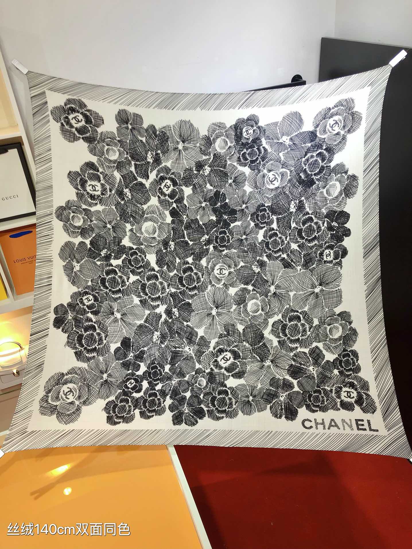 NO:177946,RCC2442 [Double-sided same color] Original single small fragrance 140cm velvet square scarf, made of classic cashmere and silk blend fabric, soft and light, easy to wear. It is an ideal companion for cold or slightly cool nights, providing you with warm care... Super value for rewards that will definitely scream counter quality This model is a top visual feast top silk cashmere blended herringbone as soft and silky as velvet, making it a unique and precious existence. Overseas counters are absolutely top-notch!  Special channel goods sold one less [Specification 140x140cm 70 cashmere 30 silk double-sided same color] High-version scarf, high-version scarf, real silk19860909RCC2442【双面同色】原单小香140cm丝绒方巾,采用经典山羊绒和真丝混纺面料,柔软轻盈,佩戴方便.它是寒冷时分或微凉夜间的理想伴侣,为您提供温暖呵护.……超值回馈绝对会尖叫的专柜品质此款是顶级视觉盛宴顶级真丝羊绒混纺人字纹如天鹅绒般柔软丝滑,使之成为独一无二的珍贵存在.海外专柜同步绝对的顶级好货！特殊渠道货卖一个少一个【规格140x140cm 70羊绒30真丝 双面同色】高版本围巾,高版本围巾,real silk,scarf