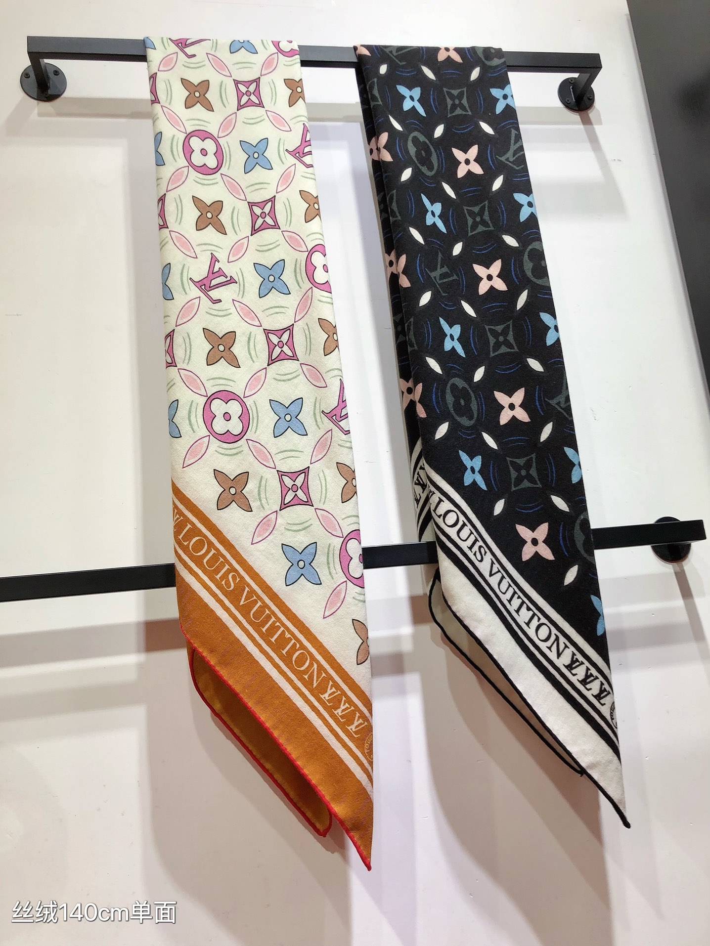 NO:176679,RLV2445 original single Lv140cm velvet square scarf, top-grade twill silk cashmere material is made of pure hand-made curly edges, full of luxury. The new counter fabric pursues the shape and feels crisp. The color matching of high-end designers takes into account the upper body effect and color saturation. The color is fresh, rich and exquisite and has a celebrity temperament!  Good goods are not waiting for others, if you like them, you can’t miss them!  Come on the order quickly [Ingredient size 140X140cm 70 cashmere 30 silk] High-version scarf, high-version scarf, louis vuitton, real silk19860909RLV2445原单Lv140cm丝绒方巾,顶级斜纹真丝羊绒材质纯手工卷边,轻奢感十足 专柜新款面料追求造型,手感挺括,高端设计师配色均考虑上身效果和色彩饱和度,色泽新鲜浓郁非常精致又有名媛气质！好货不等人,喜欢就不能错过哦！快快砸单来吧【成分尺寸140X140cm 70羊绒 30真丝】高版本围巾,高版本围巾,louis vuitton,real silk,scarf