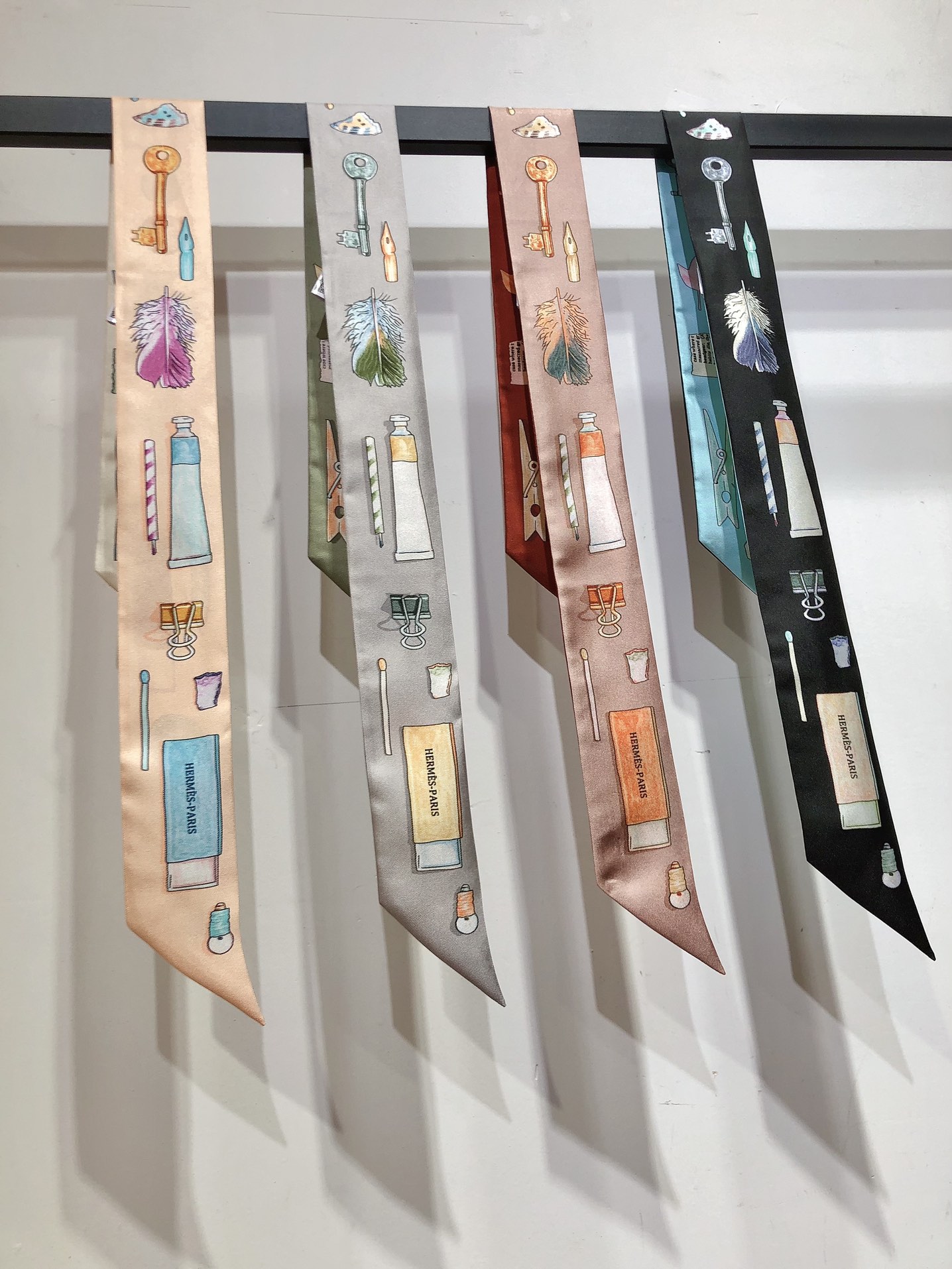 NO:306601,PHMS2483 Hermes [Cantonese in Bag] Twilly small silk scarf with double sided double style!  The top twill silk is made with super fine prints very clear. It is definitely the first choice for gift gifts to use. It can be wrapped around the neck, wrist and waist. It can also be matched on your beloved bag to make your bag look brand new [Specification 5X86cm, twill silk double-layer double-sided] Streamer, scarf, streamer, hair tie, hermes, real silk19860909PHMS2483 爱马仕【袋中乾坤】Twilly小丝巾双面双款！顶级斜纹真丝打造 超精细的印花非常清晰 绝对是送礼自用的首选丝带既可绕于颈间,亦可缠于腕部、腰部,同样也可以搭配在心爱的包包上,让你的包包焕然一新【规格5X86cm,斜纹真丝双层双面】飘带,丝巾,飘带，发束,hermes,real silk,accessory