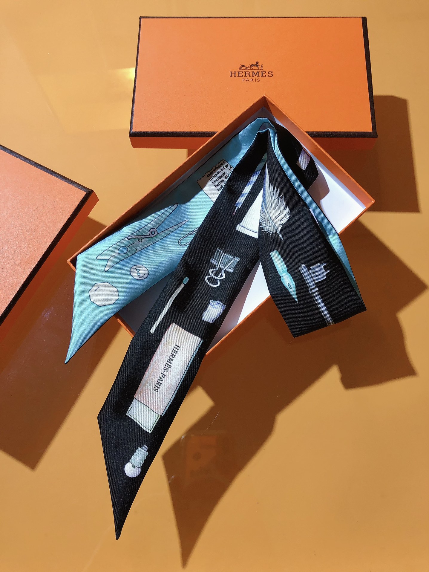 P60🦋PHMS2483🦋‼️ 爱马仕【袋中乾坤】Twilly小丝巾‼双面双款!顶级斜纹真丝打造 超精细的印花非常清晰 绝对是送礼自用的首选🎁丝带既可绕于颈间,亦可缠于腕部、腰部,同样也可以搭配在心爱的包包上,让你的包包焕然一新💕【规格:5X86cm,100%斜纹真丝双层双面】