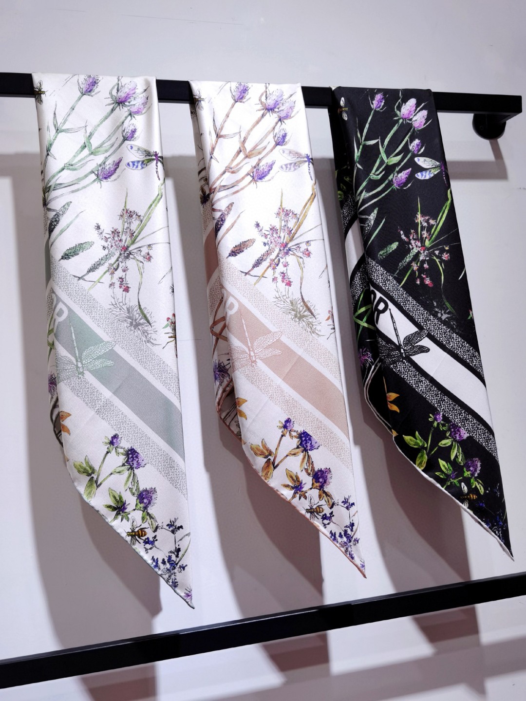 NO:188004,SDO2421 original single Dior Herbarium print 90cm silk square scarf, this square scarf pays tribute to Mr. Dior's love for plants. Draw inspiration from Dior archives, highlights vivid and beautiful wild plant and floral designs, embellished with dragonflies and bees details to enhance the style. It is carefully crafted with black mulberry silk twill fabric, double-sided design, decorated with multi-color patterns and hand-curled edges, and is embellished with contrasting Christian Dior logo jacquard strip patterns to enhance the style. It can be tied to the neck or used as a headscarf to create a classic Dior shape. Top twill silk material creates a baby's skin feel, the industry's most accurate printing process, full colors and rich thickness available in all seasons, super practical  Pure hand-made curled edges [lips] [lips] [specimen 90x90cm.twill silk] high-version scarf, high-version scarf, dior, dior, real silk19860909SDO2421原单迪奥Herbarium印花 90cm真丝方巾,这款方巾致敬 Dior 先生对植物的热爱.从 Dior 档案汲取灵感,彰显生动美丽的野生植物和花卉设计,点缀以蜻蜓和蜜蜂细节提升格调.采用黑色桑蚕丝斜纹面料精心制作,双面设计,饰以多色图案和手工卷边,点缀以对比鲜明的 Christian Dior 标志提花条形图案提升格调.可系在颈部或作为头巾使用,打造 Dior 经典造型.顶级斜纹真丝材质,打造如婴儿肌肤般的手感, 业内最精确的印花工艺 色彩饱满丰富四季可用的厚度 超实用 纯手工卷边[嘴唇][嘴唇]【规格90x90cm.斜纹真丝】高版本围巾,高版本围巾,dior,dior,real silk,scarf