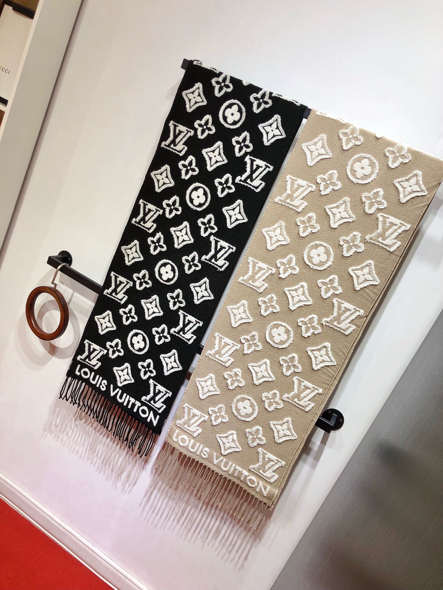 NO:183015,RLV2447LV【3D】Scarf arrives. The scarf is soft and plush blended into Monogram pattern, and then uses contrasting fur to interpret the eye-catching 3D effect. The flower cutting process makes the two sides present a different texture, both creative and fashionable style. The quality is very good. The flower cutting font is flat, clear and three-dimensional. The real thing is amazing. The good products are not waiting for people. If you like the complete counter quality, you can’t miss it!  Giving gifts for your own use is absolutely unmatched style [Specifications 34x220cm 90 wool, 9 cashmere, 1 mulberry silk] High-version scarf, high-version scarf, louis vuitton19860909RLV2447LV【3D】围巾到货 围巾为柔软毛绒混纺织入 Monogram 图案,再以撞色羊毛皮演绎瞩目 3D 效果.剪花工艺令两面呈现迥异肌理,兼具创意巧思与潮流风范 质量非常好,剪花字体平整清晰有立体感,实物非常惊艳渠道好货不等人,完全的专柜品相喜欢就不能错过哦！送礼自用都是绝对错不了的款式【规格34x220cm 90 绵羊毛,9 山羊绒,1 桑蚕丝】高版本围巾,高版本围巾,louis vuitton,scarf