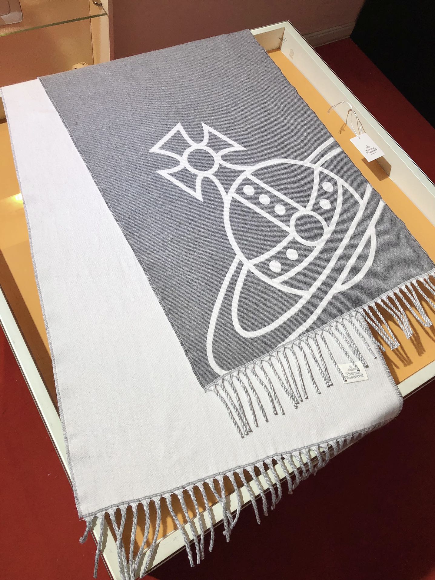 NO:663601,RVW2401 recommends Vivienne Westwood jacquard scarf, a high-end fashion brand from the UK!  Carefully crafted from cashmere and wool blended fabrics, the Global logo highlights the modern spirit. Double-sided design, jacquard logo pattern and tassel trim, can be worn around the neck or draped over the shoulders. It has a low-key luxury palace style ~ If you come across this kind of genuine good product, just grab it!  The quantity is not large, sold to those who know the goods!  [Specification 48xcm 59 cashmere 41 wool] high version scarf, high version scarf19860909RVW2401推荐Vivienne Westwood提花围巾 来自英国的高级时装品牌！采用山羊绒和羊毛混纺面料精心制作,环球logo标识彰显现代精神.双面设计,提花logo图案和流苏饰边,可围在颈部或披在肩部.有种低调的奢华宫廷范~这种正品好货遇到就直接开抢吧！数量不多,卖给懂货的亲们！【规格48xcm 59羊绒41羊毛】高版本围巾,高版本围巾,scarf