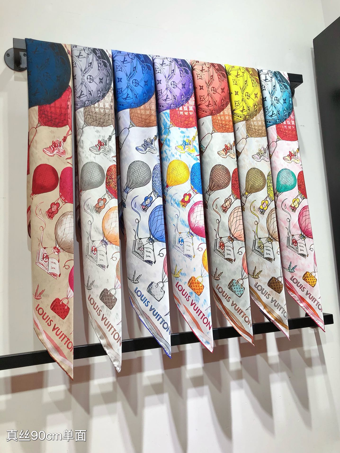 NO:188099,SLV2330 original single Lv [Hot Air Balloon] 90cm silk square scarf, newly added to the Up and Away series, paying homage to Louis Vuitton's travel heritage. The silk screening technology depicts rich details, depicting Monogram hot air balloons carrying Louis Vuitton handbags and suitcases rising into the sky, achieving a gift choice. New counter model [Ingredient size 90X90cm Twill silk] high-version scarf, high-version scarf, louis vuitton, louis vuitton, real silk19860909SLV2330 原单Lv【热气球】90cm真丝方巾,全新加入 Up and Away 系列,致意路易威登的旅行传承.丝印工艺刻画丰富细节,描绘 Monogram 热气球载着路易威登手袋和行李箱升向天空之景,成就赠礼佳选 专柜新款【成分尺寸90X90cm 斜纹真丝】高版本围巾,高版本围巾,louis vuitton,louis vuitton,real silk,scarf