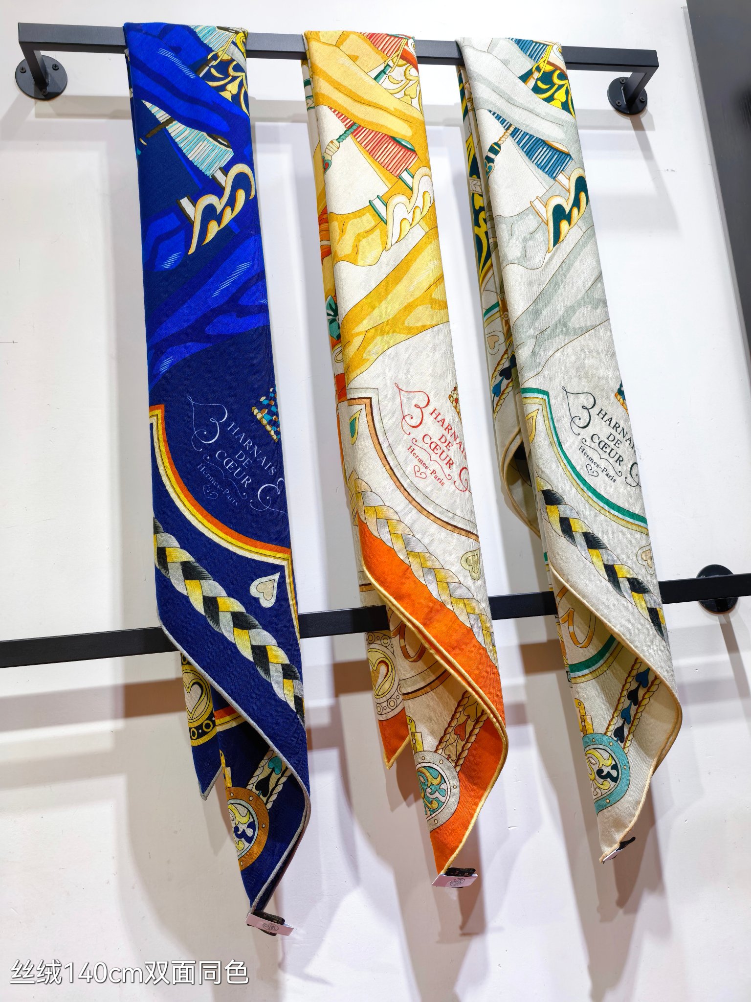 NO:187342,RHMS2438 [Double-sided same color] Original single Hermes cm velvet square scarf Sweet saddle, decorating a plate designed by Fonden and Persier adds a knight-like romance. The plate was made in 1804. Two centuries later, this lovely couple plays the role of a passionate mandarin duck. The pattern they collaborates into exquisite embellishments on horse hooves. It's time for a romantic trot. Absolutely screaming counter quality This model is H's top visual feast top silk cashmere blended herringbone as soft and silky as velvet, making it a unique and precious existence. The overseas counters are absolutely top-notch!  Special channel goods sold one less [Specification xcm 70 cashmere 30 silk double-sided same color] High-version scarf, high-version scarf, hermes, real silk19860909RHMS2438【双面同色】原单爱马仕cm丝绒方巾 甜蜜的鞍具,装饰家芳登和佩西耶设计的一款餐盘增添骑士般的浪漫气息,该餐盘制作于1804年.两个世纪后的今天,这对可爱的情侣扮演着热恋鸳鸯的角色,他们合作打造的图案幻化为马蹄上的精致点缀.是时候来一场浪漫的小跑了. 绝对会尖叫的专柜品质此款是H顶级视觉盛宴顶级真丝羊绒混纺人字纹如天鹅绒般柔软丝滑,使之成为独一无二的珍贵存在.海外专柜同步绝对的顶级好货！特殊渠道货卖一个少一个【规格xcm 70羊绒30真丝 双面同色】高版本围巾,高版本围巾,hermes,real silk,scarf