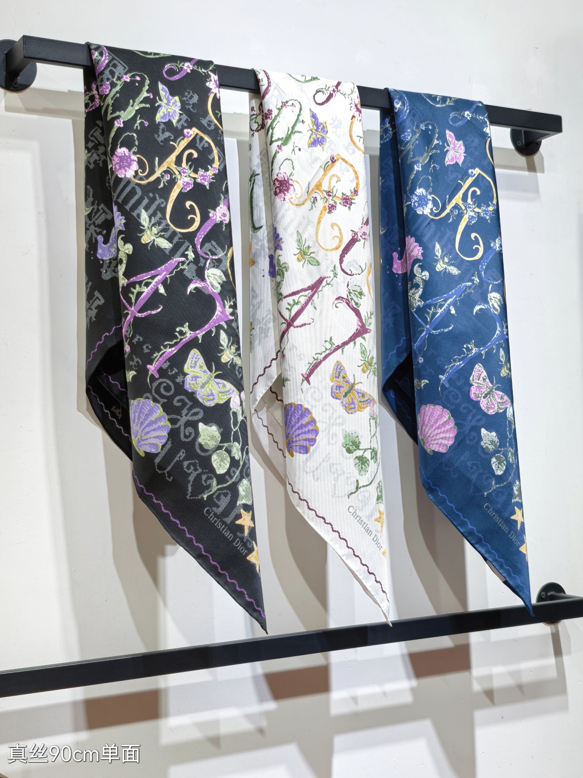 NO:188917,SDO2503 original single Dior 1947 print 90cm silk square scarf, with Christian Dior 1947 print, embellished with poetic and picturesque Dior design symbols and Mr. Dior's favorite logo, and highlights the retro aesthetic with cross-stitch embroidery effect. It is carefully crafted with ivory mulberry silk twill fabric, decorated with multi-colored patterns and hand-made curled edges. It can be tied to the neck or used as a headscarf to create a fashionable classic shape. Top twill silk material creates a baby's skin feel, the industry's most accurate printing process, full colors and rich thickness available in all seasons, super practical, pure hand-made curled edges [lip] [lip] [specimen 90x90cm. Twill silk] high-version scarf, high-version scarf, dior, dior, real silk19860909SDO2503原单迪奥1947印花 90cm真丝方巾,以 Christian Dior 1947 印花,点缀以充满诗情画意的 Dior 设计符号和 Dior 先生钟爱的标识,以十字针法刺绣效果彰显复古美学.采用象牙色桑蚕丝斜纹面料精心制作,饰以多色图案和手工卷边.可系在颈部或作为头巾使用,打造时尚的经典造型.顶级斜纹真丝材质,打造如婴儿肌肤般的手感, 业内最精确的印花工艺 色彩饱满丰富四季可用的厚度 超实用 纯手工卷边[嘴唇][嘴唇]【规格90x90cm.斜纹真丝】高版本围巾,高版本围巾,dior,dior,real silk,scarf