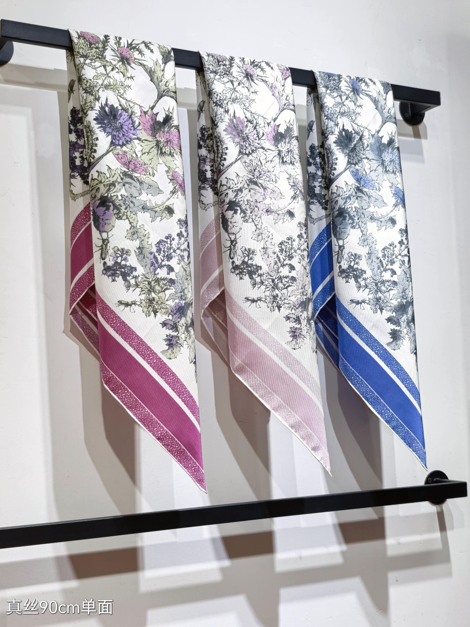 NO:188919,SDO2504 original single Dior Chardons pattern print 90cm silk square scarf, showing the Scottish national flower symbolizing protection, toughness and freedom. It is carefully crafted with mulberry silk twill fabric, paired with hand-curled edges, embellished with contrasting Christian Dior logo jacquard strip pattern to enhance the style. It can be tied on the neck or used as a headscarf to create a fashionable classic shape. Top twill silk material creates a baby's skin feel, the industry's most accurate printing process, full colors and rich thickness available in all seasons, super practical, pure hand-curled edges [lip] [lip] [specimen 90x90cm. Twill silk] High-version scarf, high-version scarf, dior, dior, real silk19860909SDO2504原单迪奥Chardons 图案印花 90cm真丝方巾,展示象征着保护、韧性和自由的苏格兰国花.采用桑蚕丝斜纹面料精心制作,搭配手工卷边,点缀以对比鲜明的 Christian Dior 标志提花条形图案提升格调.可系在颈部或作为头巾使用,打造时尚的经典造型.顶级斜纹真丝材质,打造如婴儿肌肤般的手感, 业内最精确的印花工艺 色彩饱满丰富四季可用的厚度 超实用 纯手工卷边[嘴唇][嘴唇]【规格90x90cm.斜纹真丝】高版本围巾,高版本围巾,dior,dior,real silk,scarf