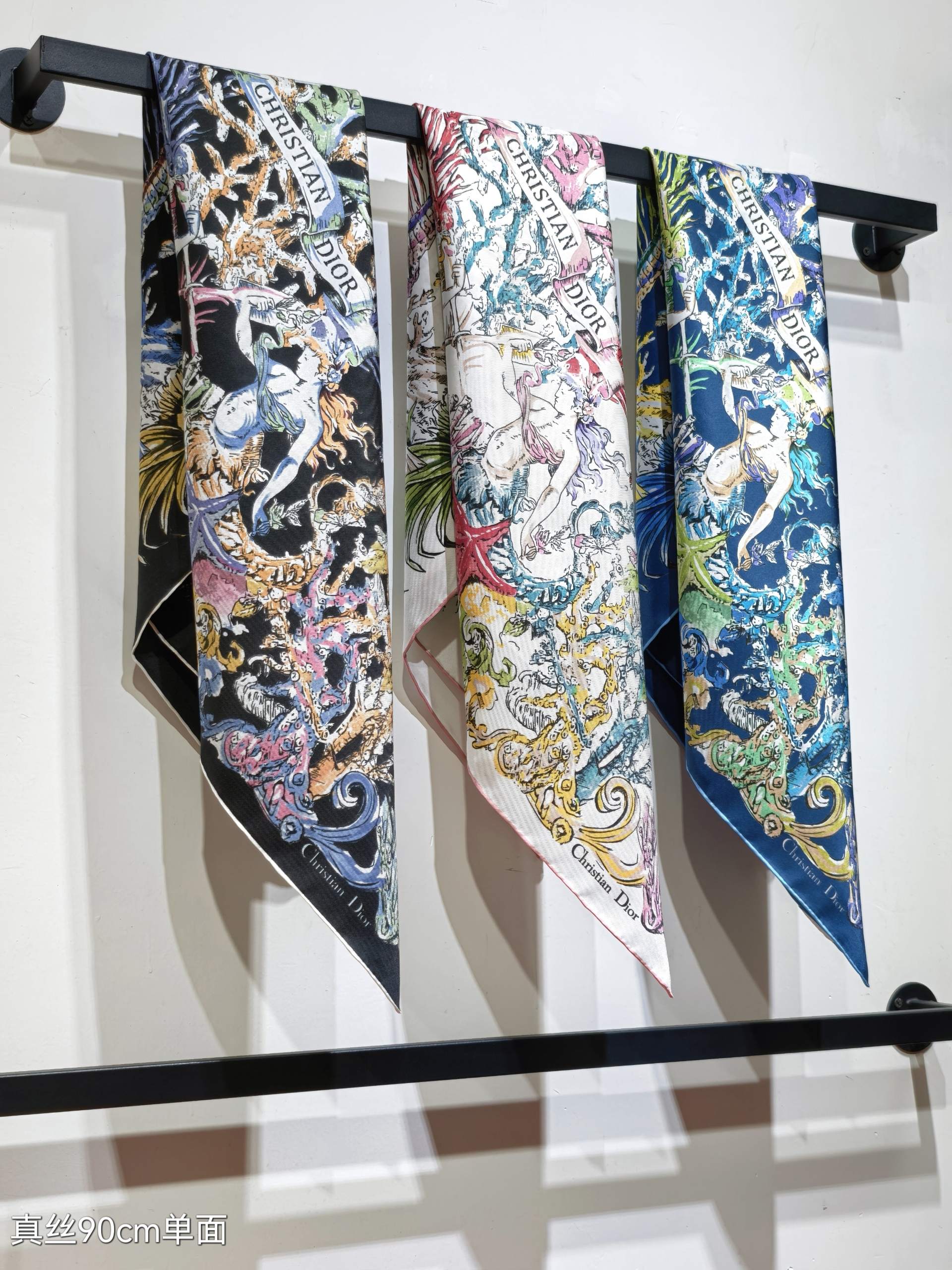 NO:188627,SDO2506 original single Dior ACabinet de la Mer pattern print 90cm silk square scarf, showing the poetic underwater world, colorful seahorses, shellfish and corals, and embellished with the letters La nature possède le secret du bonheur (nature has the secret to happiness). It is carefully crafted with mulberry silk twill fabric, decorated with multi-colored patterns, paired with hand-curled edges, and embellished with the Christian Dior logo to enhance the style. It can be tied to the neck or used as a headscarf to create a fashionable classic shape. Top twill silk material creates a baby's skin feel, the industry's most accurate printing process, full colors and rich thickness available in all seasons, super practical  Pure hand-made curled edges [lips] [lips] [specimen 90x90cm.twill silk] high-version scarf, high-version scarf, dior, dior, real silk19860909SDO2506原单迪奥ACabinet de la Mer图案印花 90cm真丝方巾,展现富有诗意的海底世界,色彩缤纷的海马、贝类和珊瑚,并点缀以字母La nature possède le secret du bonheur（大自然拥有通往幸福的秘密）.采用桑蚕丝斜纹面料精心制作,饰以多色图案,搭配手工卷边,点缀以 Christian Dior 标志提升格调.可系在颈部或作为头巾使用,打造时尚的经典造型.顶级斜纹真丝材质,打造如婴儿肌肤般的手感, 业内最精确的印花工艺 色彩饱满丰富四季可用的厚度 超实用 纯手工卷边[嘴唇][嘴唇]【规格90x90cm.斜纹真丝】高版本围巾,高版本围巾,dior,dior,real silk,scarf