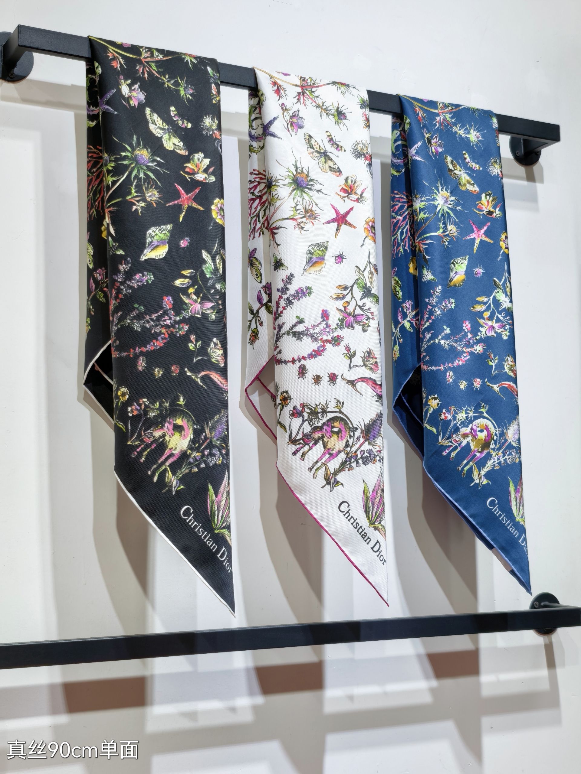 NO:188629,SDO2507 original single Cabinet de Curiosités pattern print 90cm silk square scarf, with Dior Cabinet de Curiosités pattern print designed by Pietro Ruffo, displaying a variety of animals in floral design. It is carefully crafted with mulberry silk twill fabric, decorated with multi-color patterns, paired with hand-curled edges, and embellished with the Christian Dior logo to enhance the style. It can be tied on the neck or used as a headscarf to create a fashionable classic look. Top twill silk material creates a baby's skin feel, the industry's most accurate printing process, full colors and rich thickness available in all seasons, super practical  Pure hand-made curled edges [lips] [lips] [specimen 90x90cm.twill silk] high-version scarf, high-version scarf, dior, dior, real silk19860909SDO2507原单迪奥Cabinet de Curiosités图案印花 90cm真丝方巾,以彼得罗·鲁福 (Pietro Ruffo) 设计的 Dior Cabinet de Curiosités 图案印花,在花卉设计中展示多种动物.采用桑蚕丝斜纹面料精心制作,饰以多色图案,搭配手工卷边,点缀以 Christian Dior 标志提升格调.可系在颈部或作为头巾使用,打造时尚的经典造型.顶级斜纹真丝材质,打造如婴儿肌肤般的手感, 业内最精确的印花工艺 色彩饱满丰富四季可用的厚度 超实用 纯手工卷边[嘴唇][嘴唇]【规格90x90cm.斜纹真丝】高版本围巾,高版本围巾,dior,dior,real silk,scarf