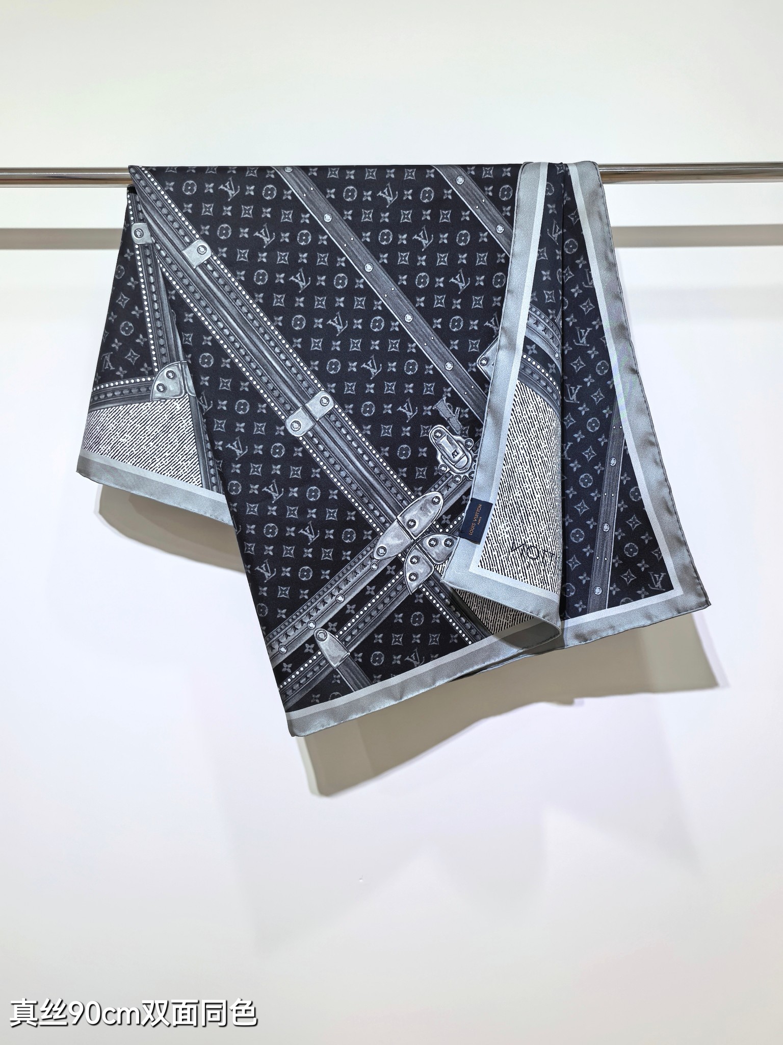 🌼SLV2502
18姆米双面  90x90cm斜纹真丝
LV《行李箱》