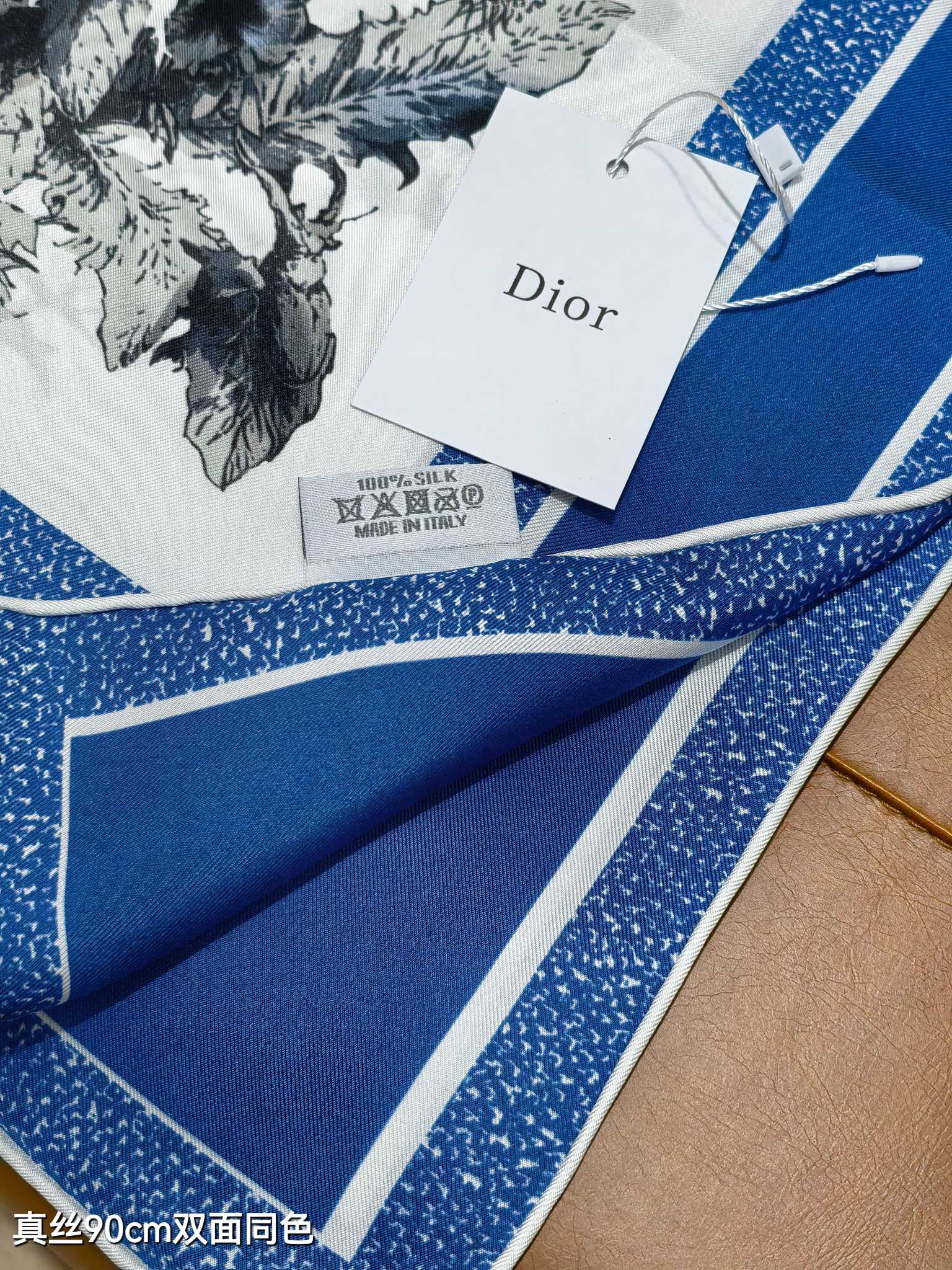 🌼SDO2508
18姆米双面  90x90cm斜纹真丝
迪奥《Chardons》
