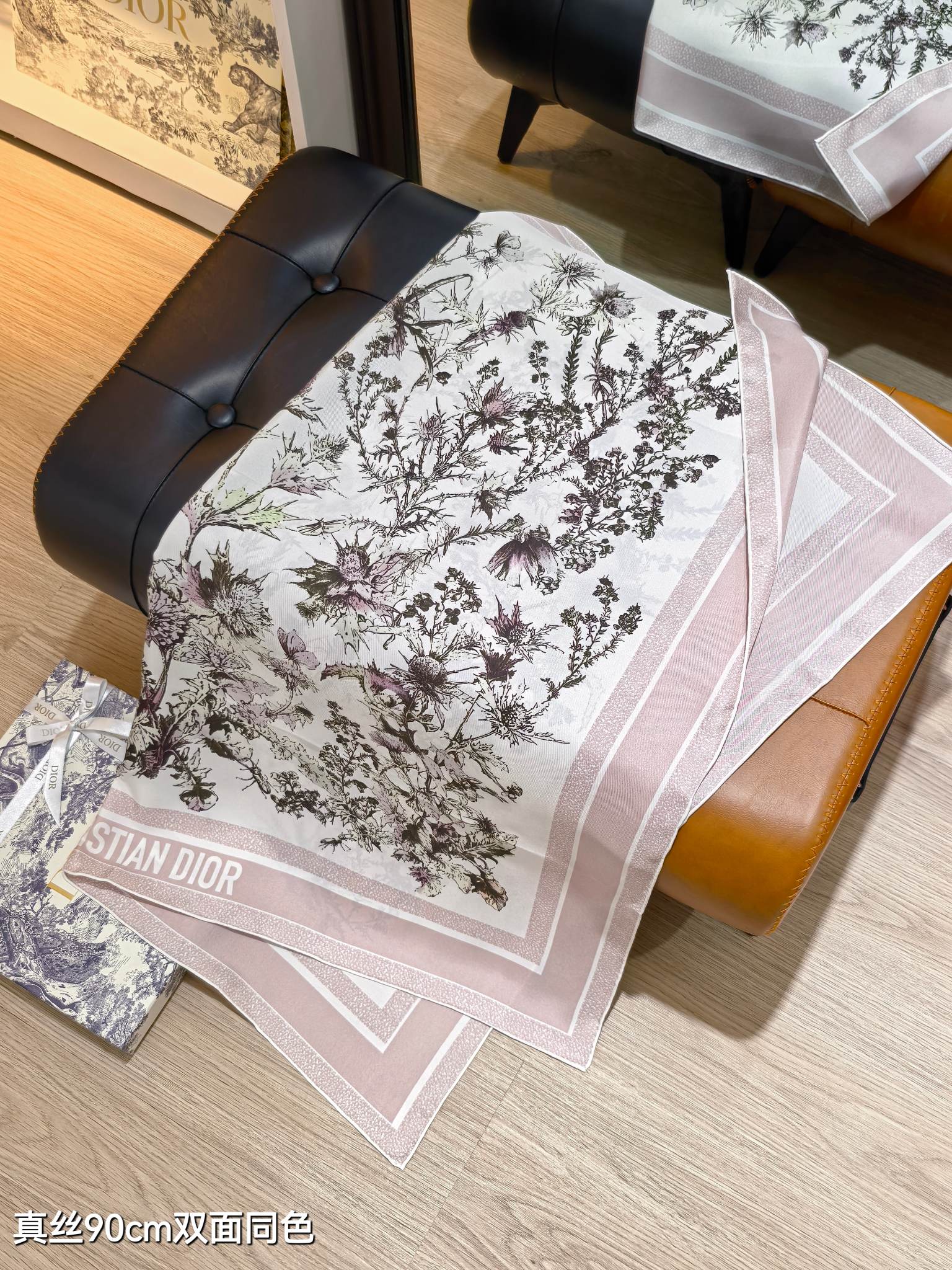 🌼SDO2508
18姆米双面  90x90cm斜纹真丝
迪奥《Chardons》