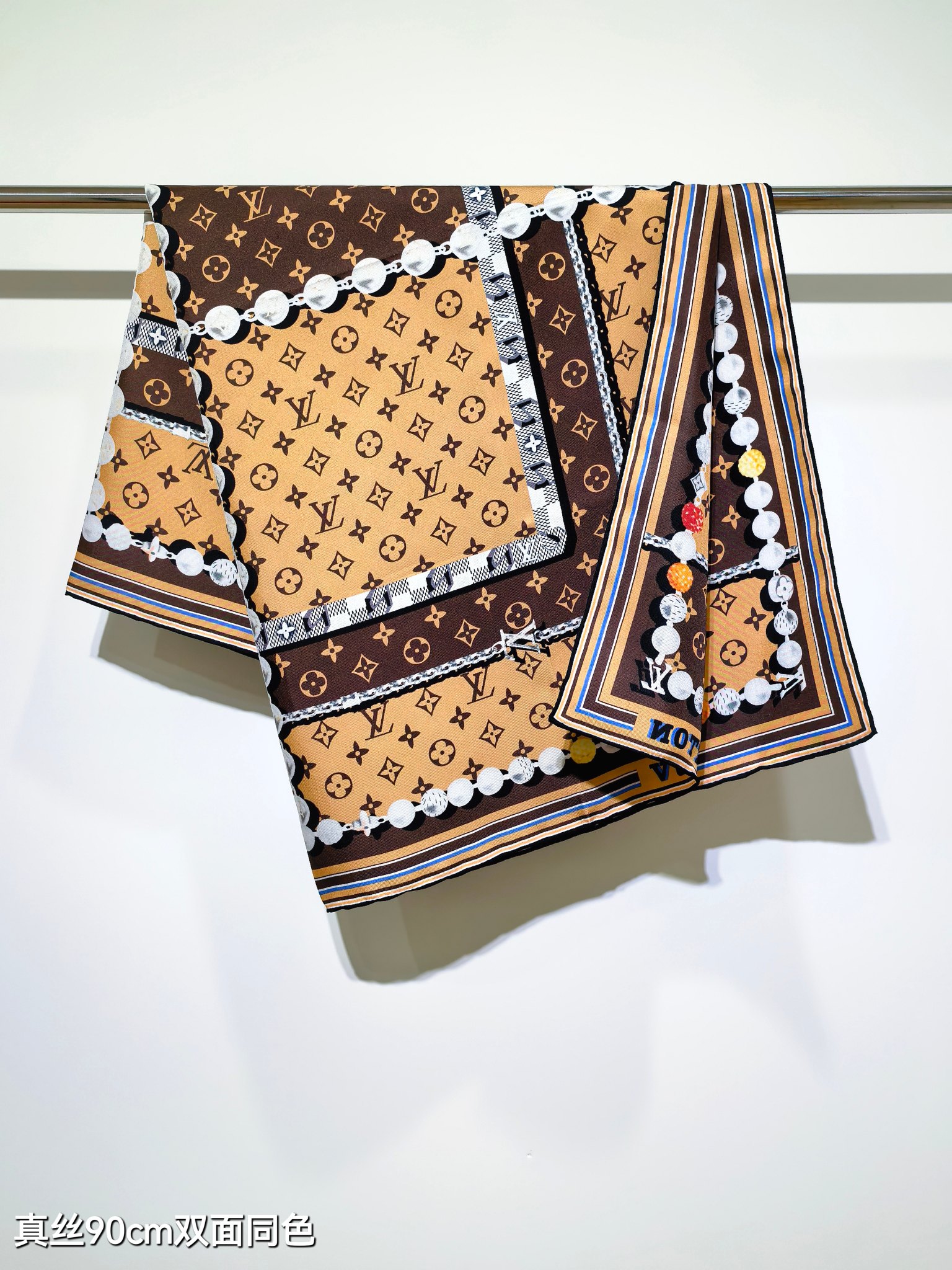 🌼SLV2507
18姆米双面  90x90cm斜纹真丝
LV《Dandy Monogram》