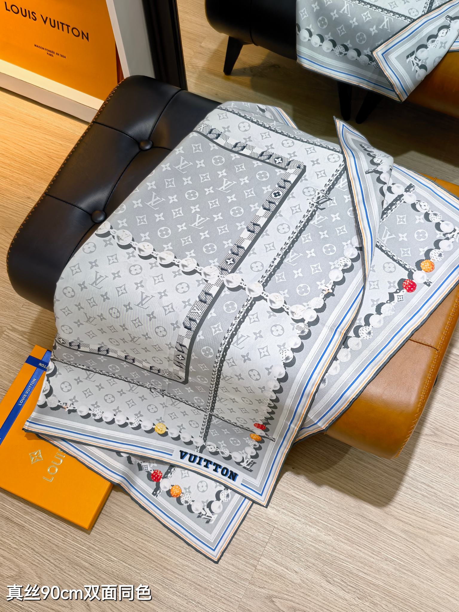 🌼SLV2507
18姆米双面  90x90cm斜纹真丝
LV《Dandy Monogram》