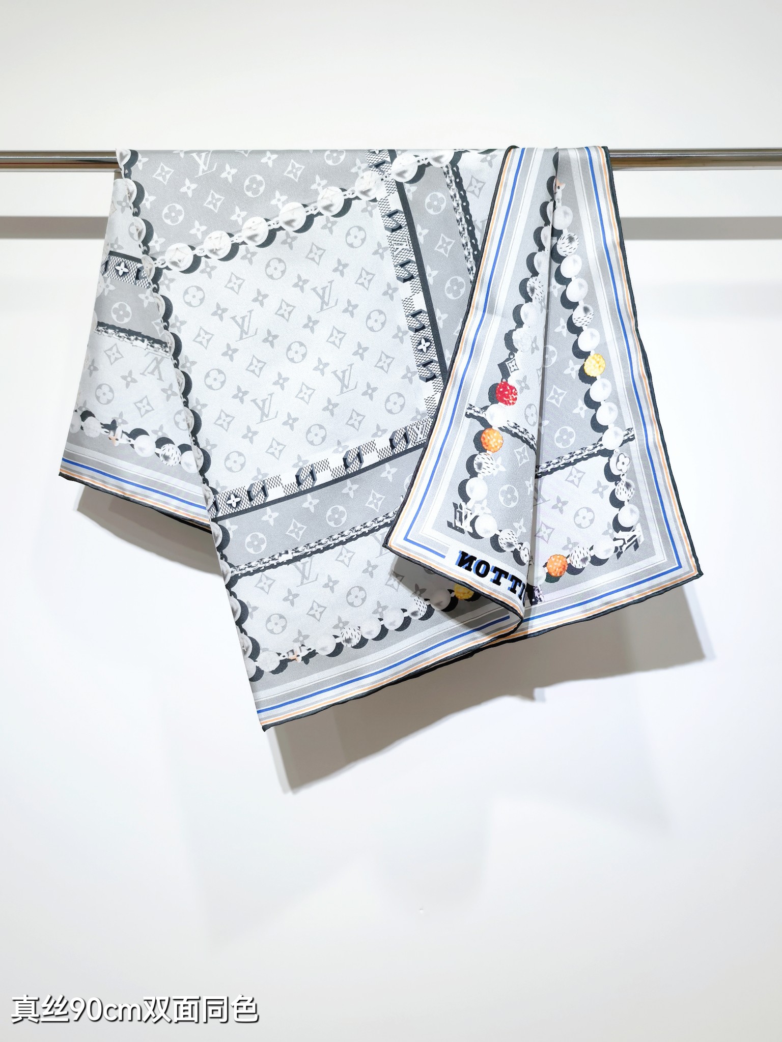 🌼SLV2507
18姆米双面  90x90cm斜纹真丝
LV《Dandy Monogram》
