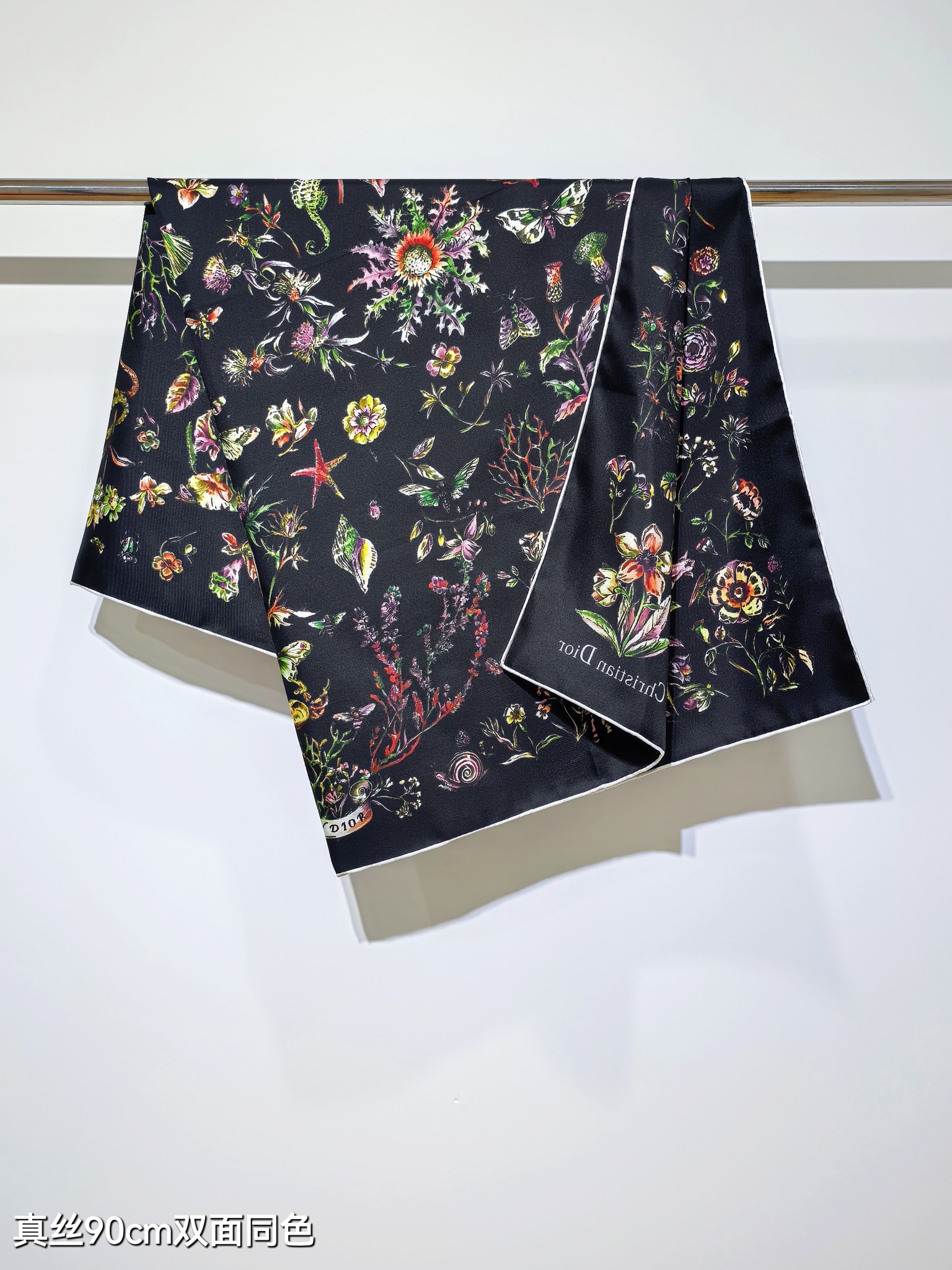 🌼SDO2516
18姆米双面  90x90cm斜纹真丝
迪奥《Cabinet de Curiosité