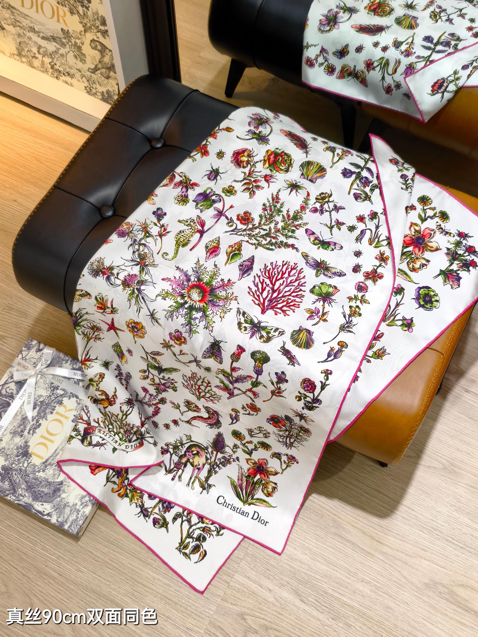 🌼SDO2516
18姆米双面  90x90cm斜纹真丝
迪奥《Cabinet de Curiosité