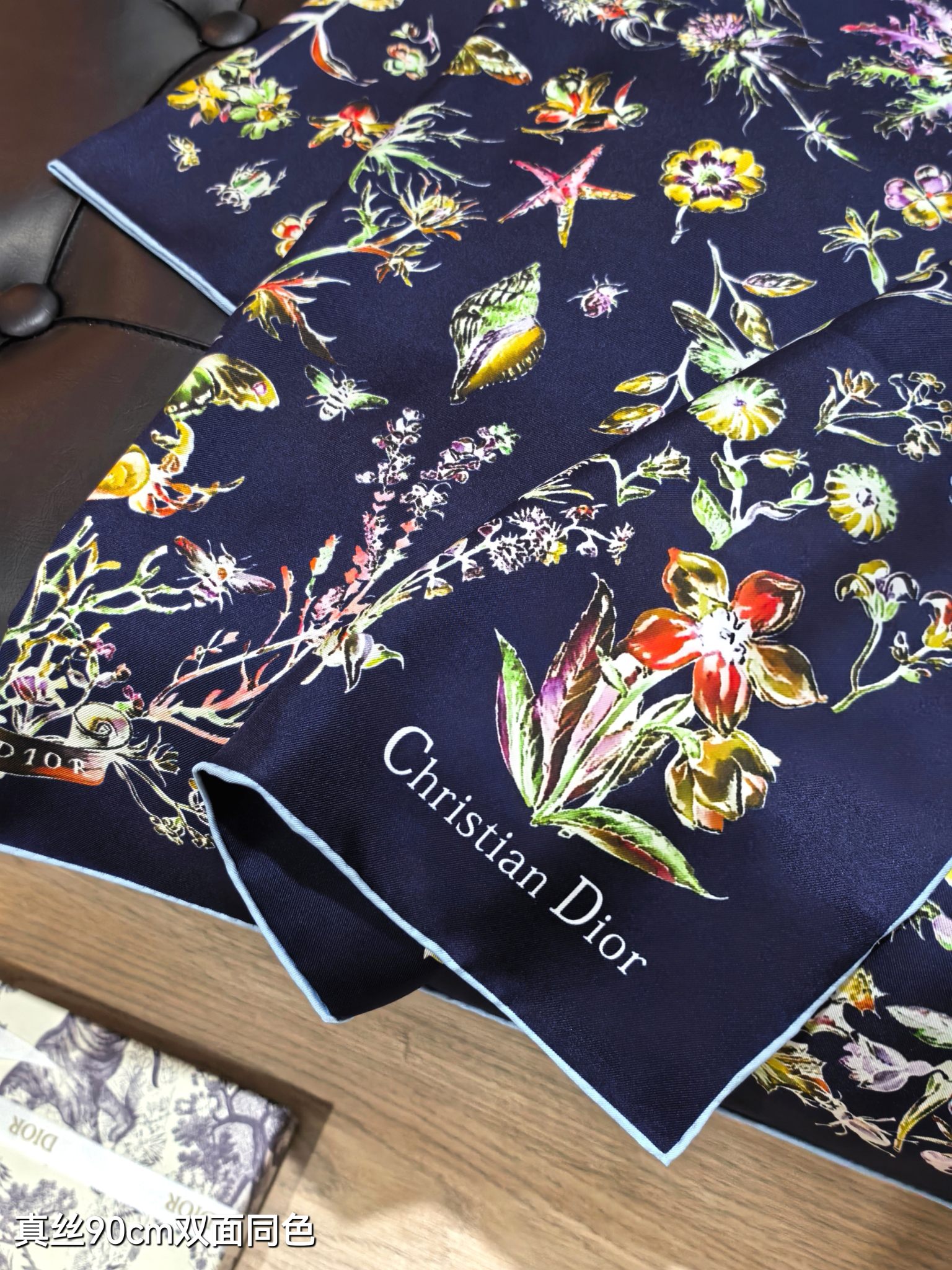 🌼SDO2516
18姆米双面  90x90cm斜纹真丝
迪奥《Cabinet de Curiosité