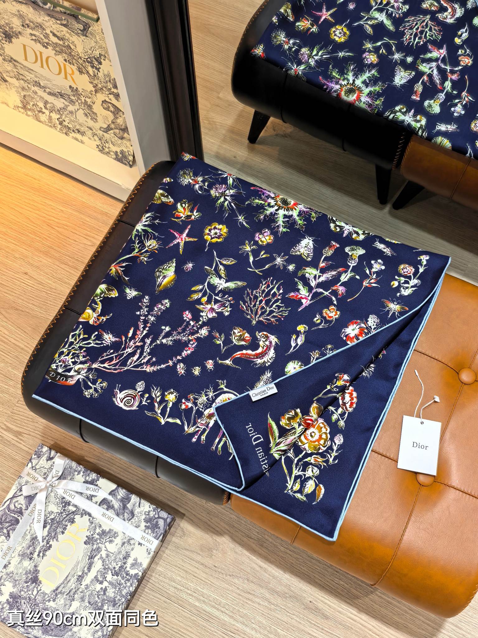 🌼SDO2516
18姆米双面  90x90cm斜纹真丝
迪奥《Cabinet de Curiosité
