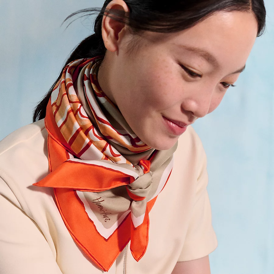 🌼SHMS2525
18姆米双面  90x90cm斜纹真丝
爱马仕《自由飞马》