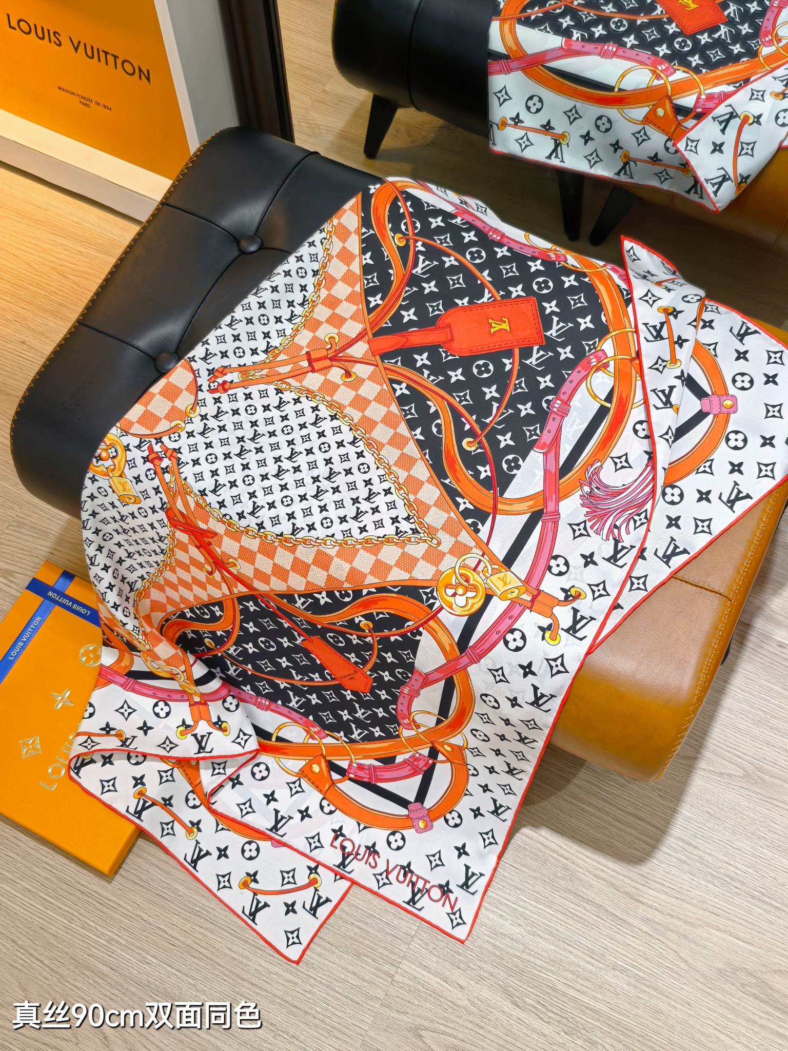 🌼SLV2509
18姆米双面  90x90cm斜纹真丝
LV《Flower And StraPs》