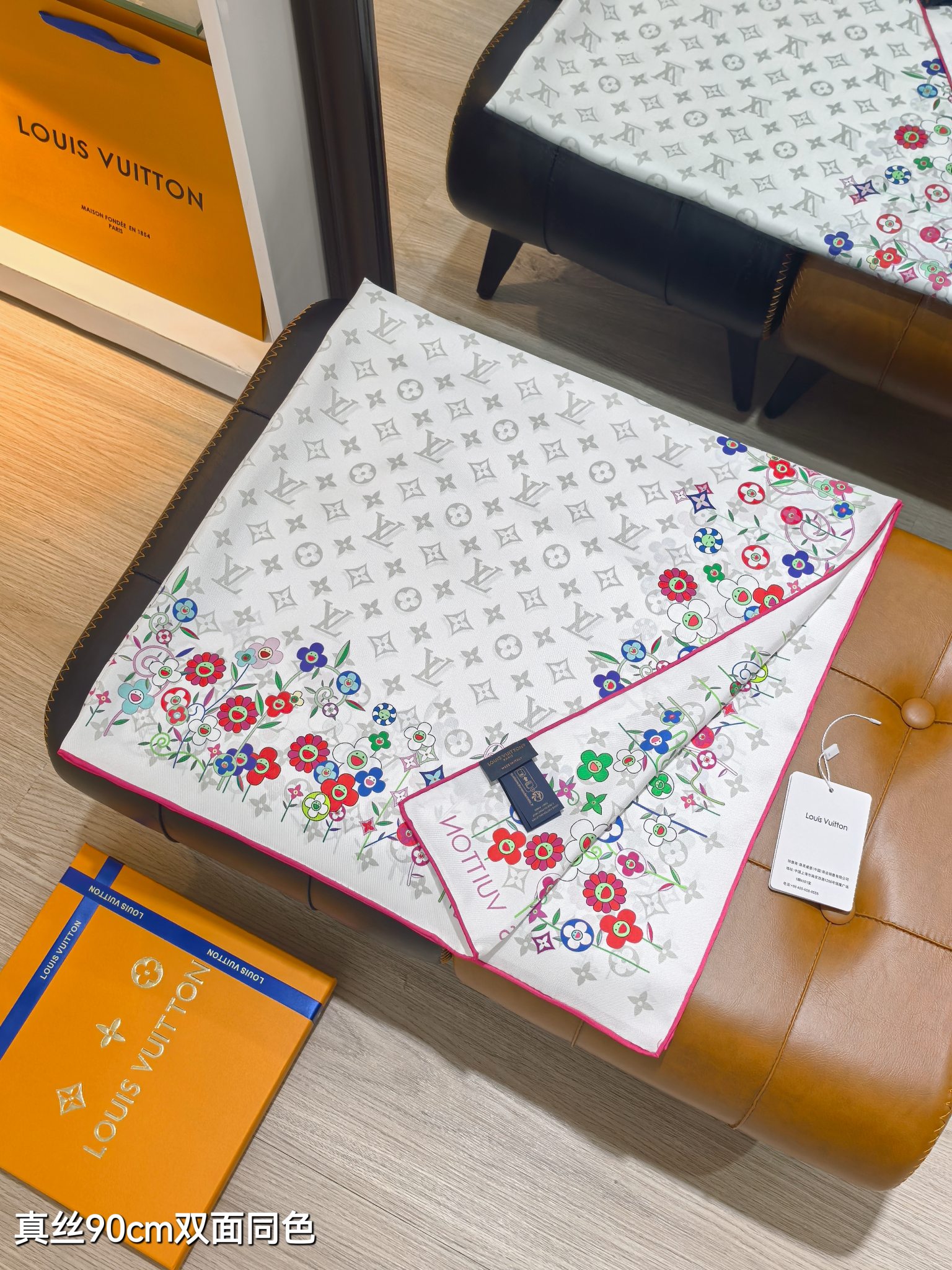 🌼SLV2503
18姆米双面  90x90cm斜纹真丝
LV《LV x TM Monogram SuP